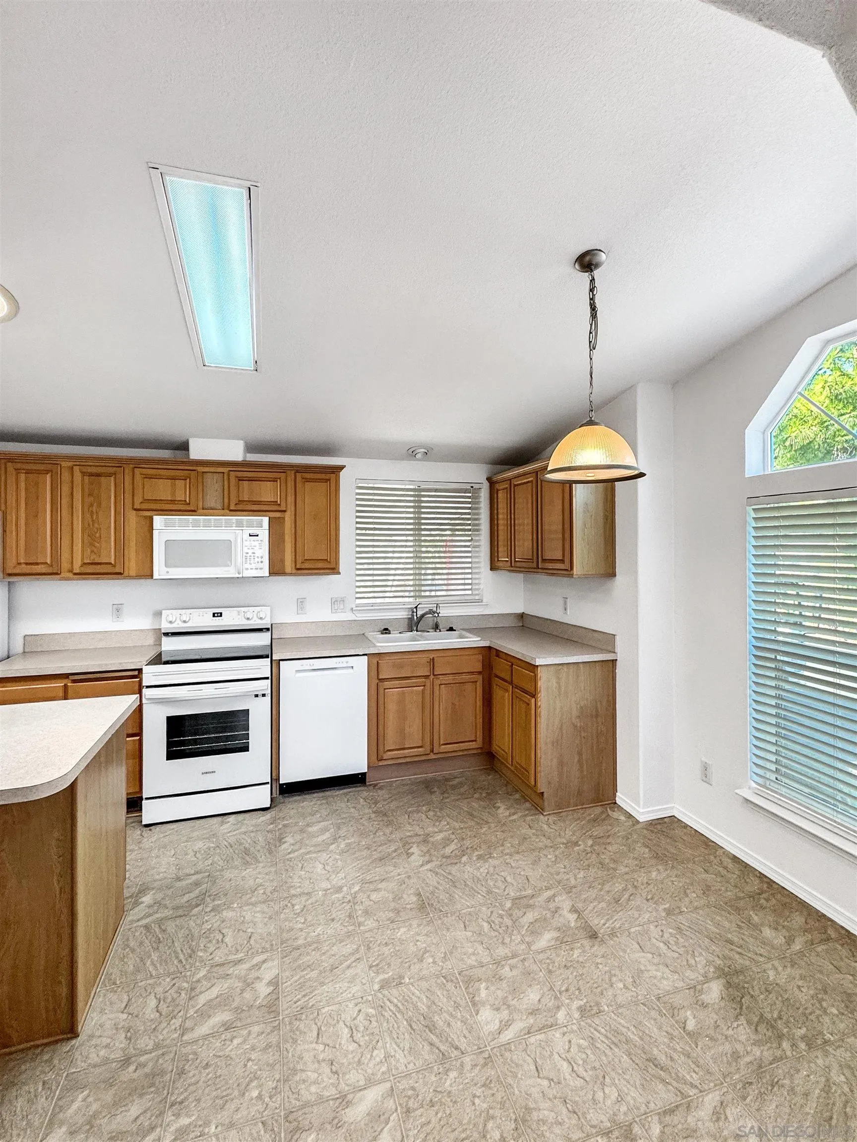 https://cdn.realtyfeed.com/cdn/127/260021888/30c787beb41ee1ec88fd144346b95410.webp