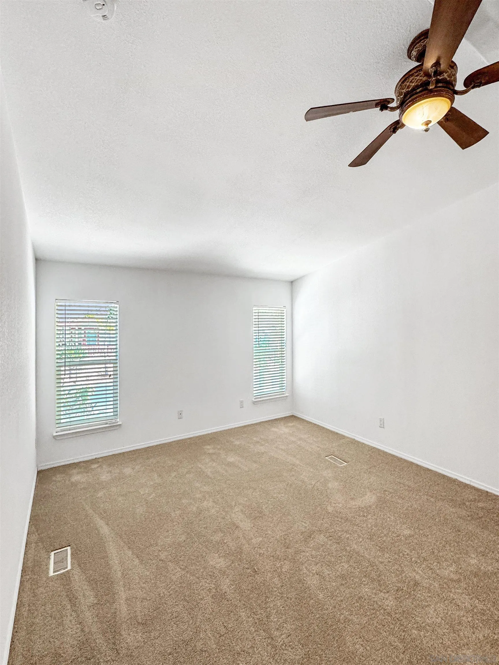 https://cdn.realtyfeed.com/cdn/127/260021888/8953e7bca2645ca6ea2d4a653f08cbfc.webp