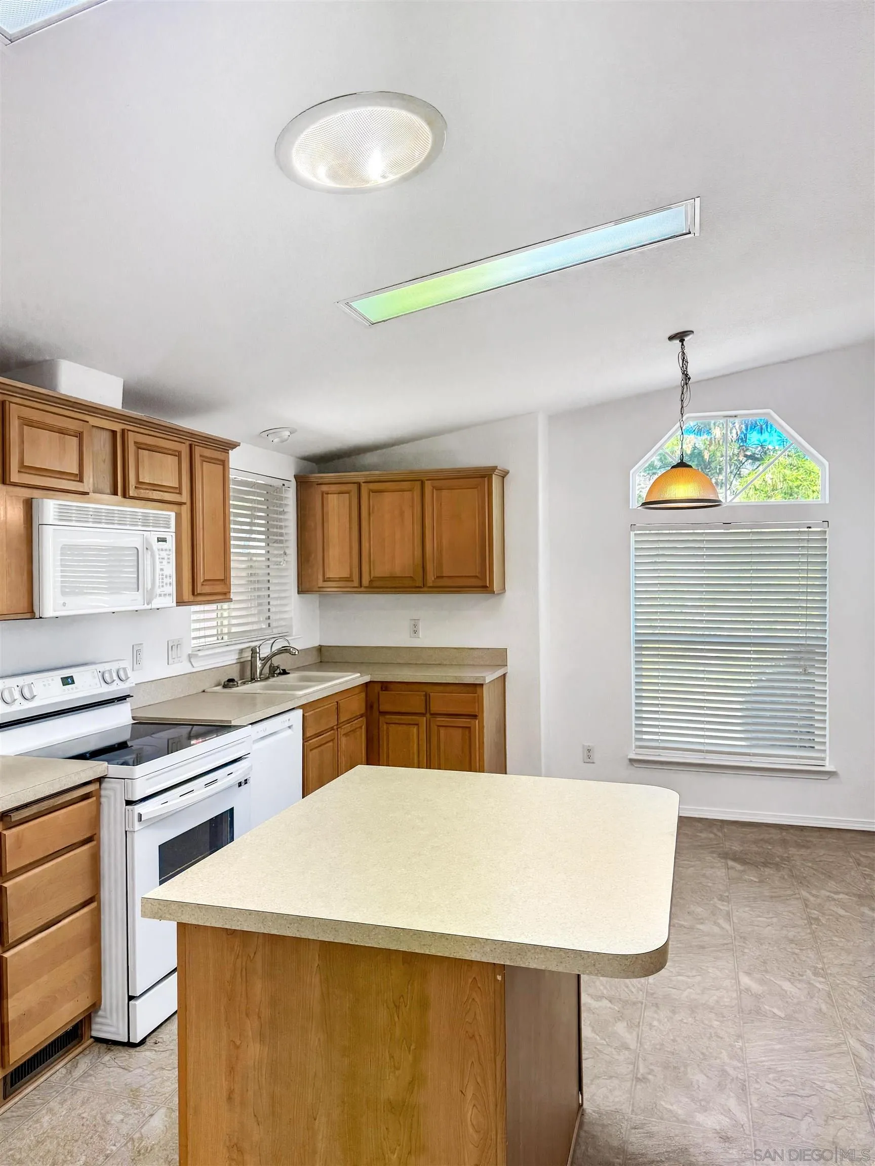 https://cdn.realtyfeed.com/cdn/127/260021888/b614edadbdc8a9fa5bb14dfdccd9407a.webp