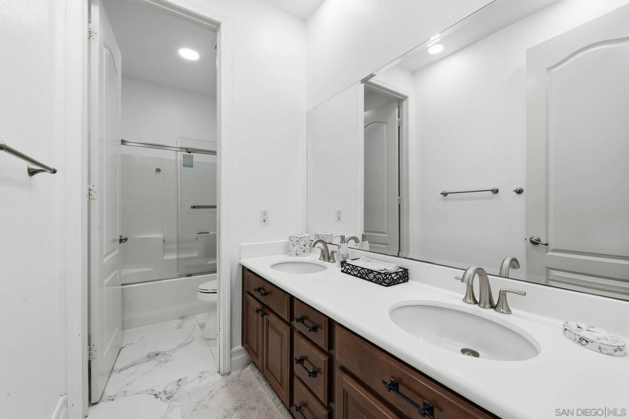 https://cdn.realtyfeed.com/cdn/127/260021893/1cca03b9f4d4155438b18c058a9fae10.webp