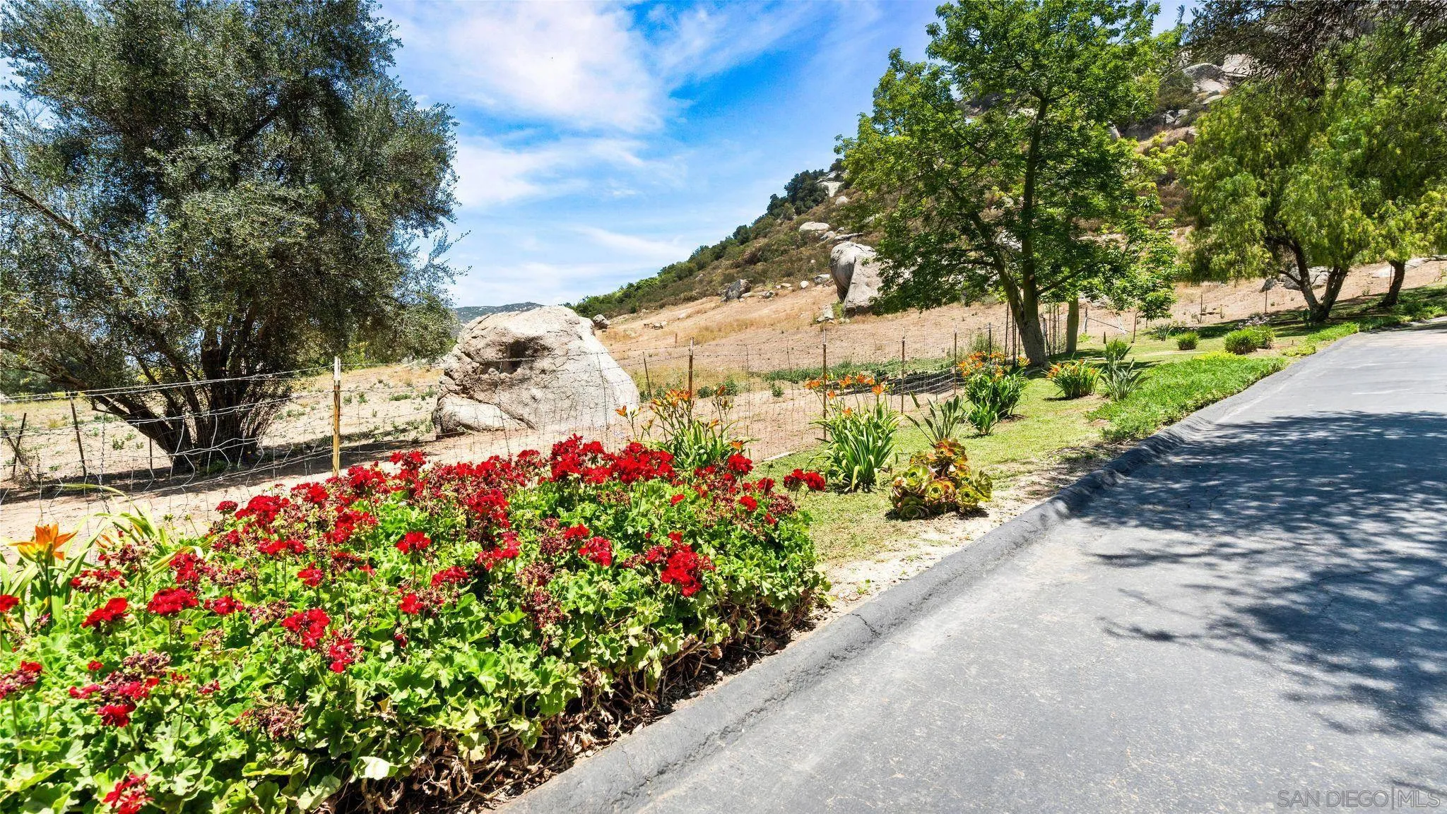 https://cdn.realtyfeed.com/cdn/127/260021894/effd99c47634f767c06f821a5c58aa2d.webp