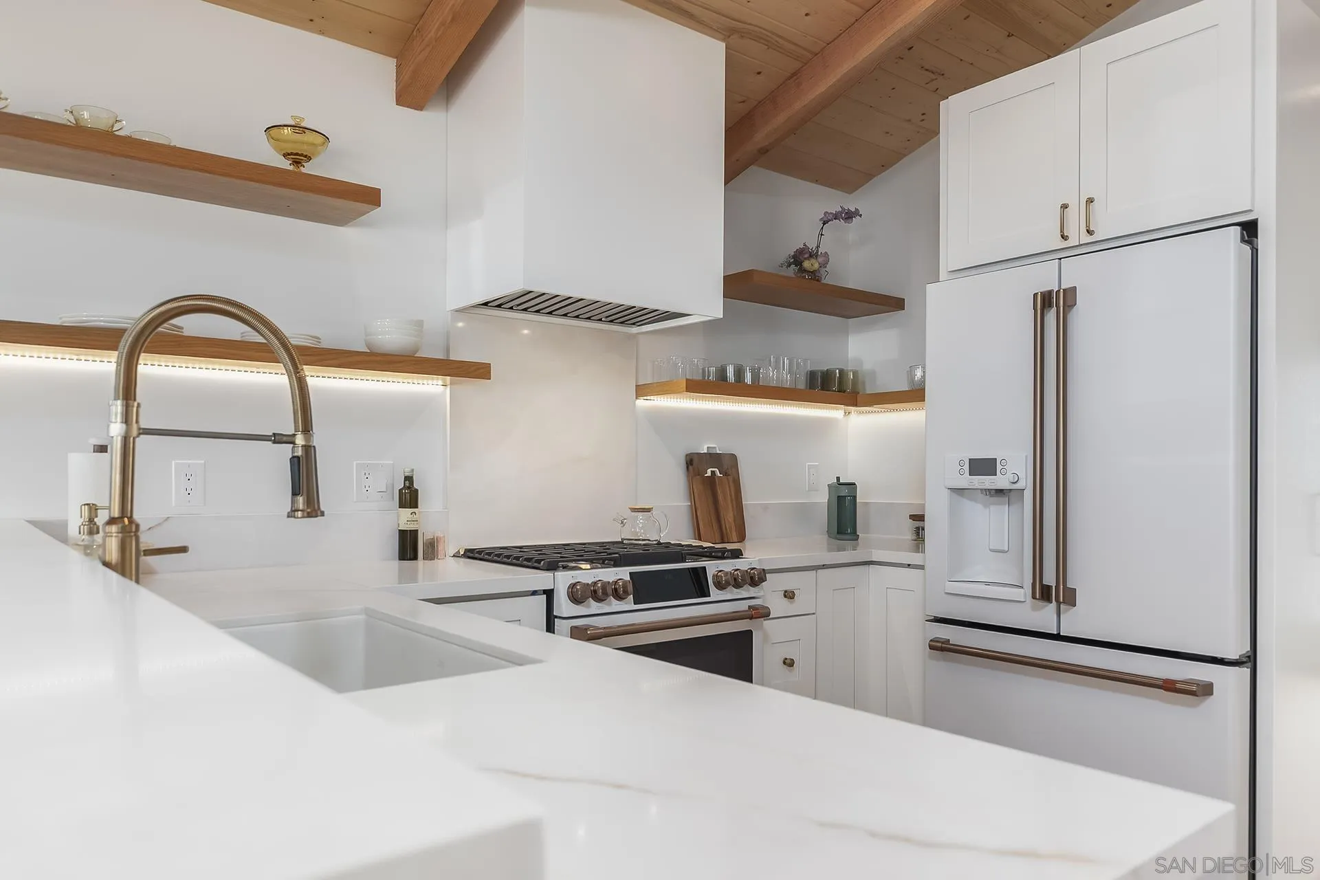 https://cdn.realtyfeed.com/cdn/127/260021896/ad2a892666880b1636aba8432c0e220f.webp