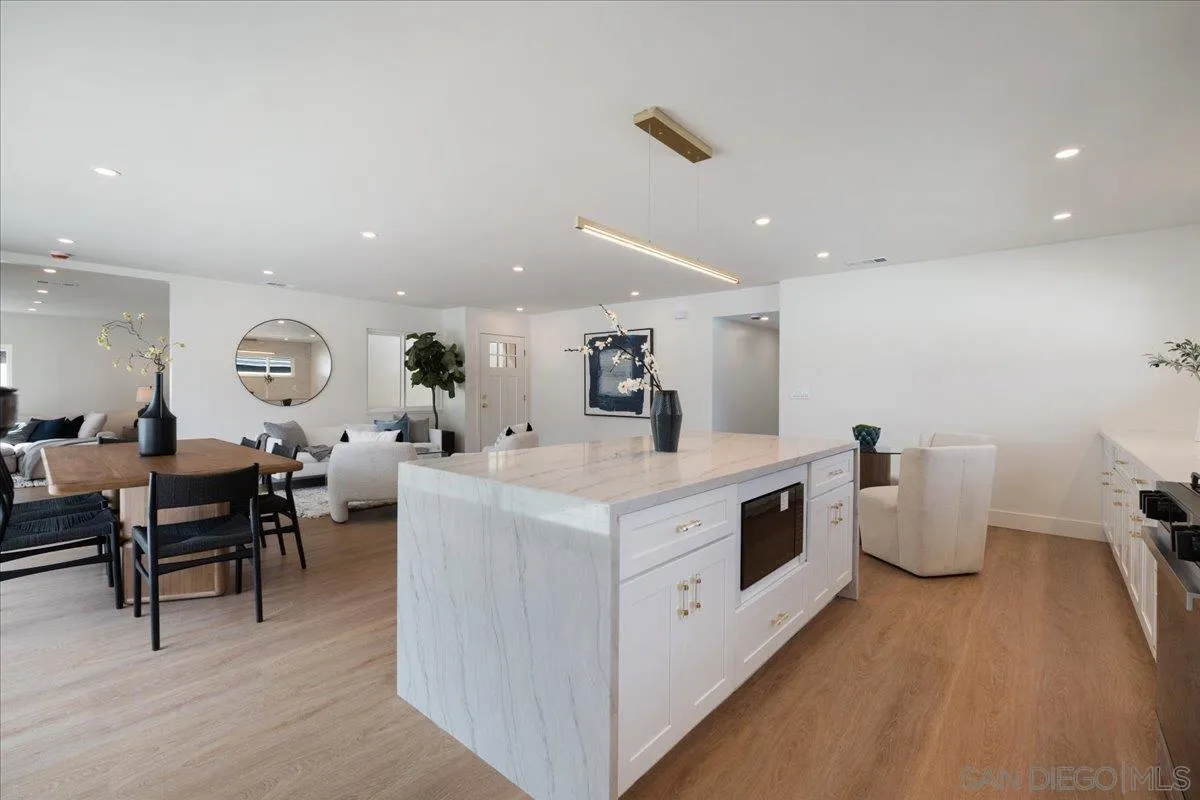 https://cdn.realtyfeed.com/cdn/127/260021899/75b4d5a4d79761228424c53d2f6a2dbb.webp
