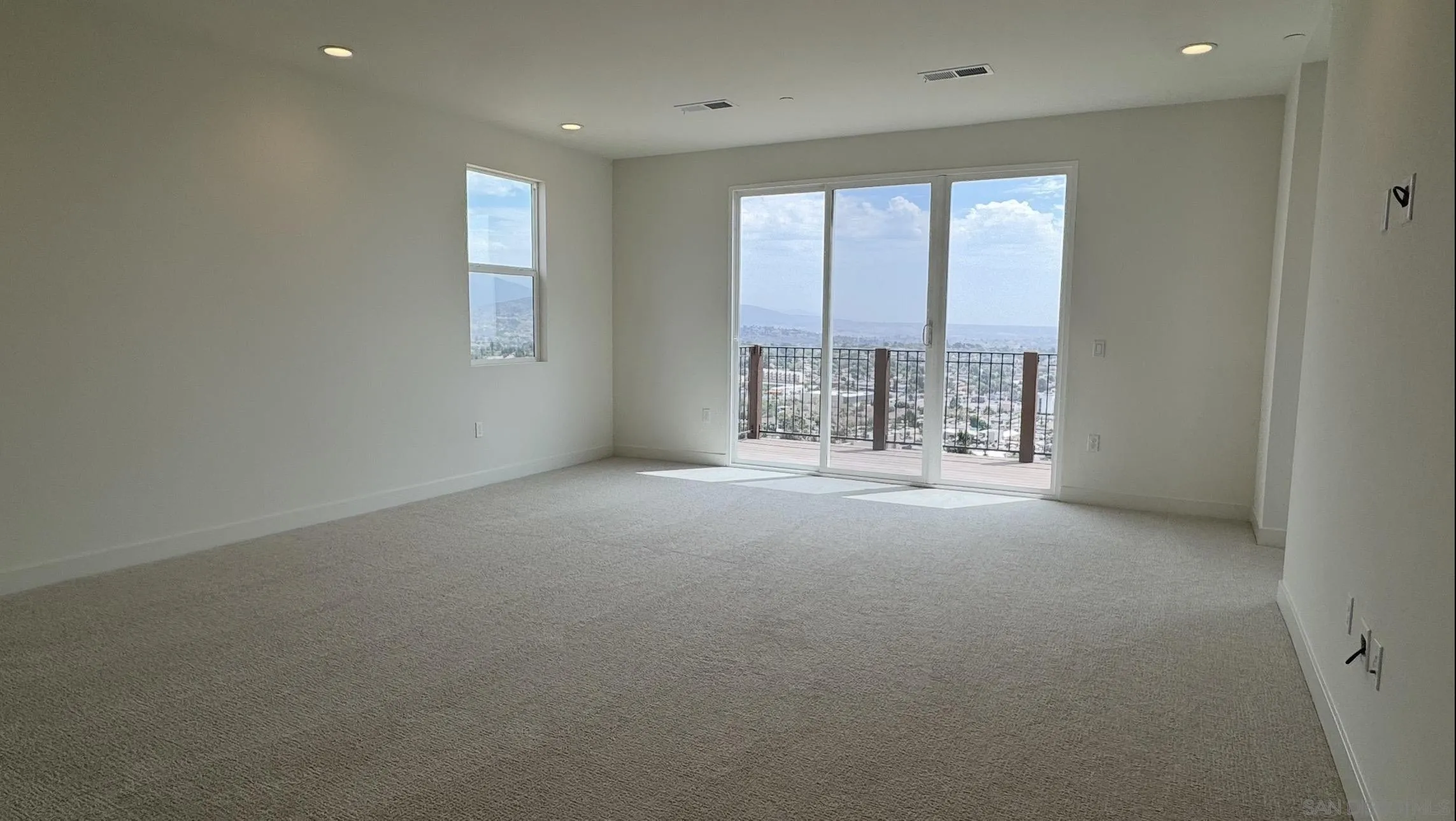 https://cdn.realtyfeed.com/cdn/127/260021901/92fe7f438f86af5dffcffb9733c0a58d.webp