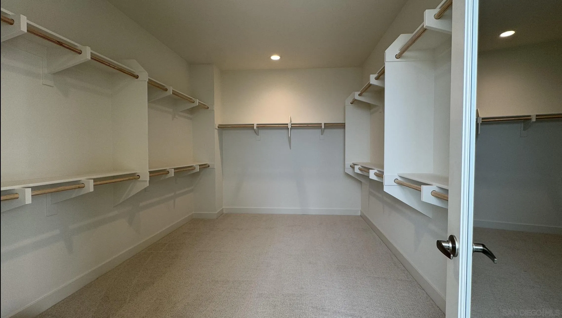 https://cdn.realtyfeed.com/cdn/127/260021901/99c830834a860de3e2f7ad7265a8f233.webp