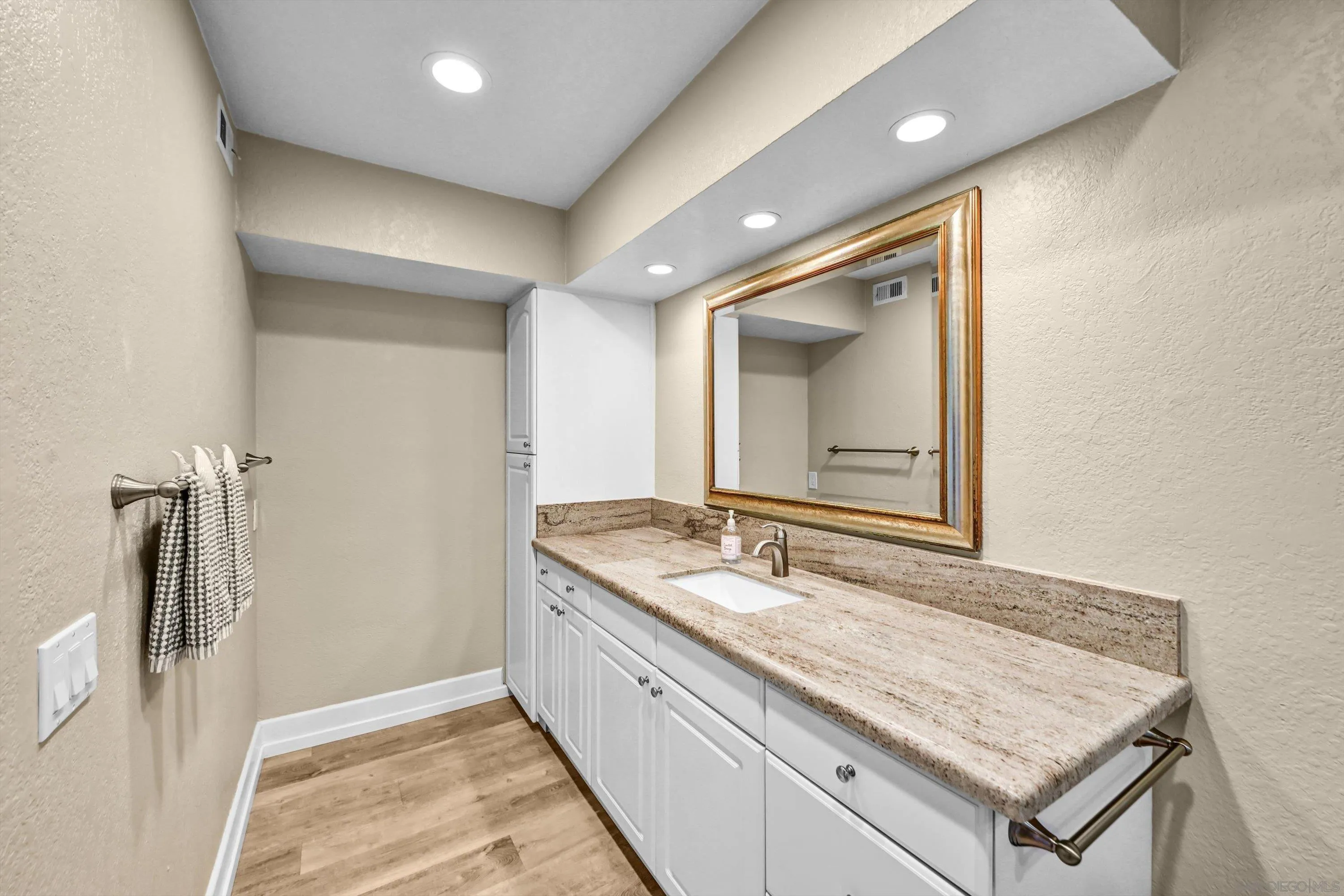 https://cdn.realtyfeed.com/cdn/127/260021980/135520ebc12e41d0a21b541ce55aabdf.webp