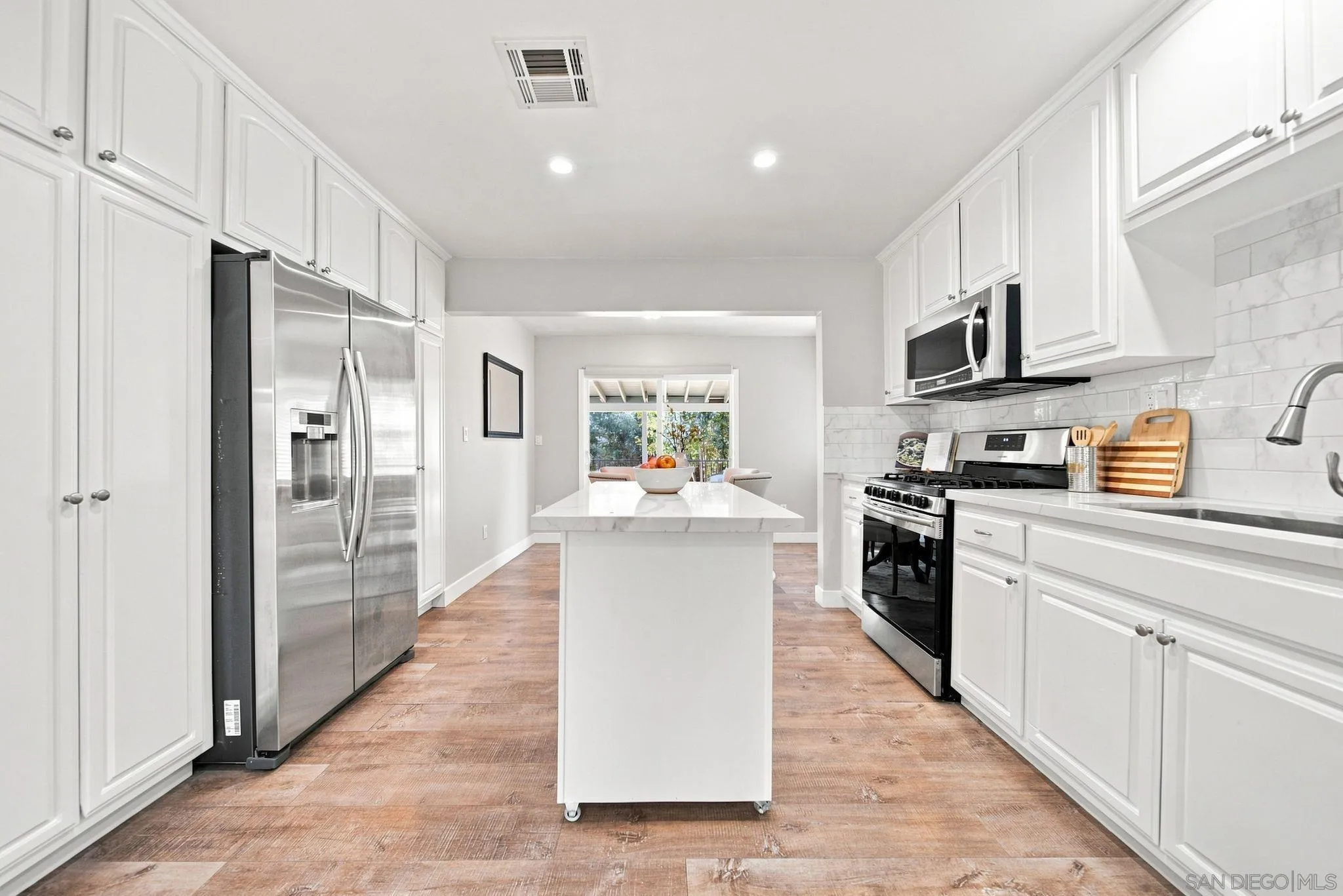 https://cdn.realtyfeed.com/cdn/127/260021994/e4d18688d7e1ab8c6bd0361deb80949f.webp