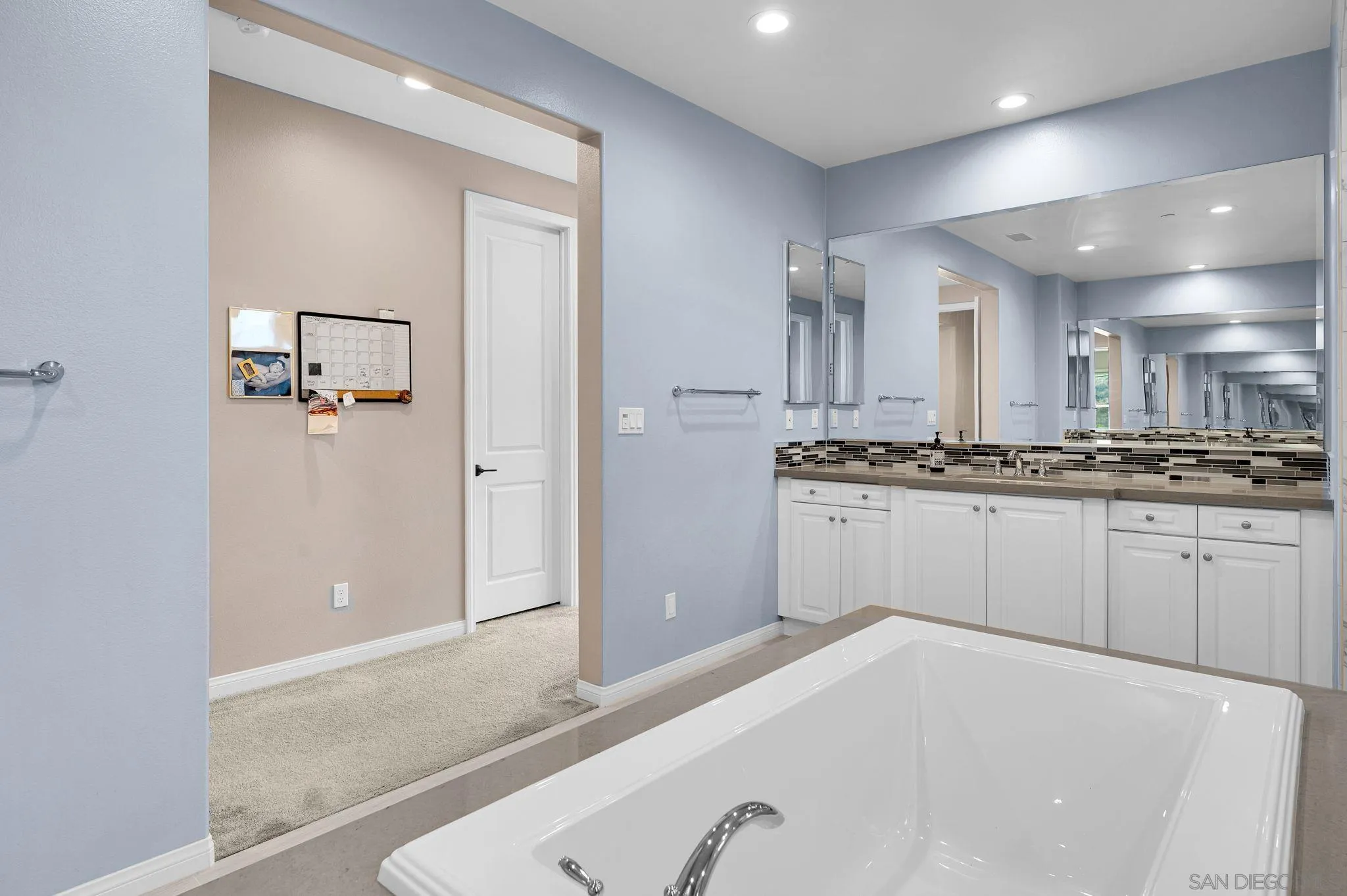 https://cdn.realtyfeed.com/cdn/127/260022003/aafef0d7c8b61f8a160bb4e6975047f8.webp