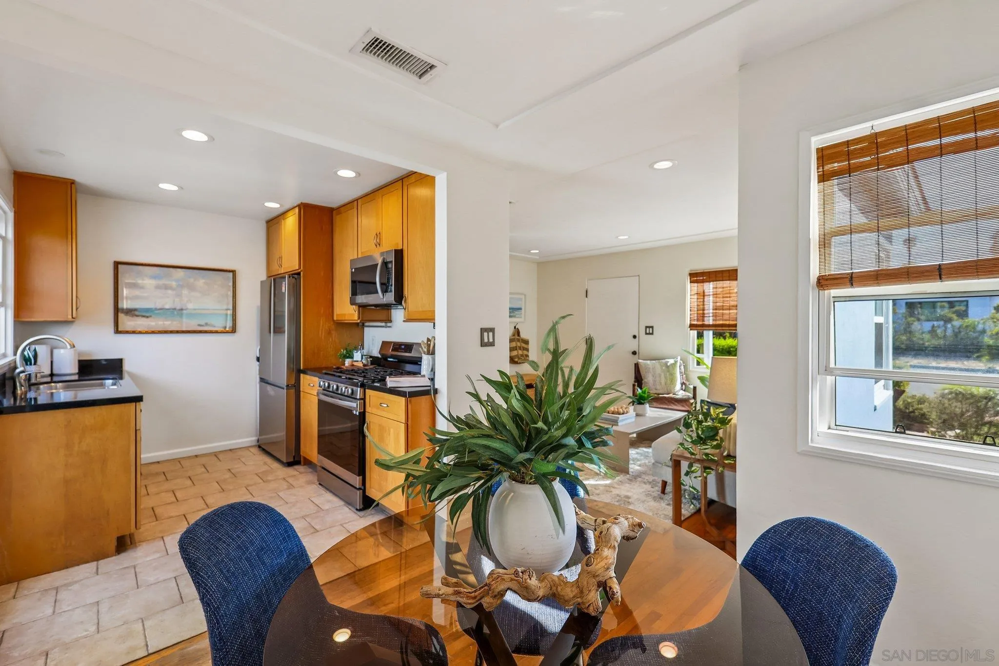 https://cdn.realtyfeed.com/cdn/127/260022010/76b8ed11c0122b7e51470b248a1b4c80.webp