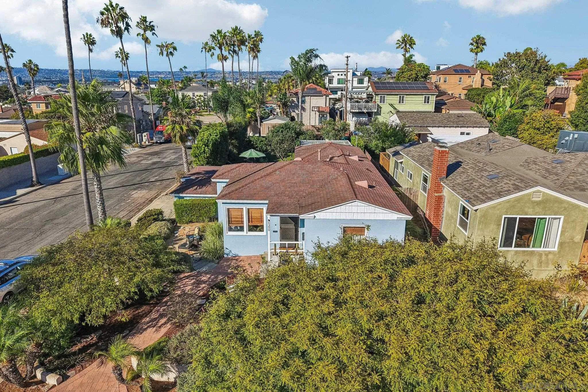 https://cdn.realtyfeed.com/cdn/127/260022010/bc32e05a690745c8b051c1cc9f61f325.webp