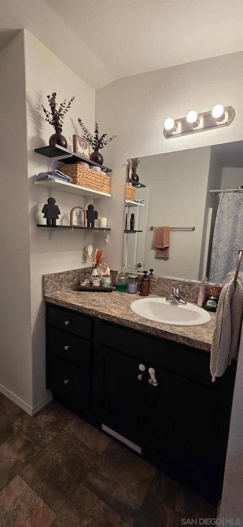 https://cdn.realtyfeed.com/cdn/127/260022012/d264c57fe7e7ec1f21608c5c6ee6cb33.webp