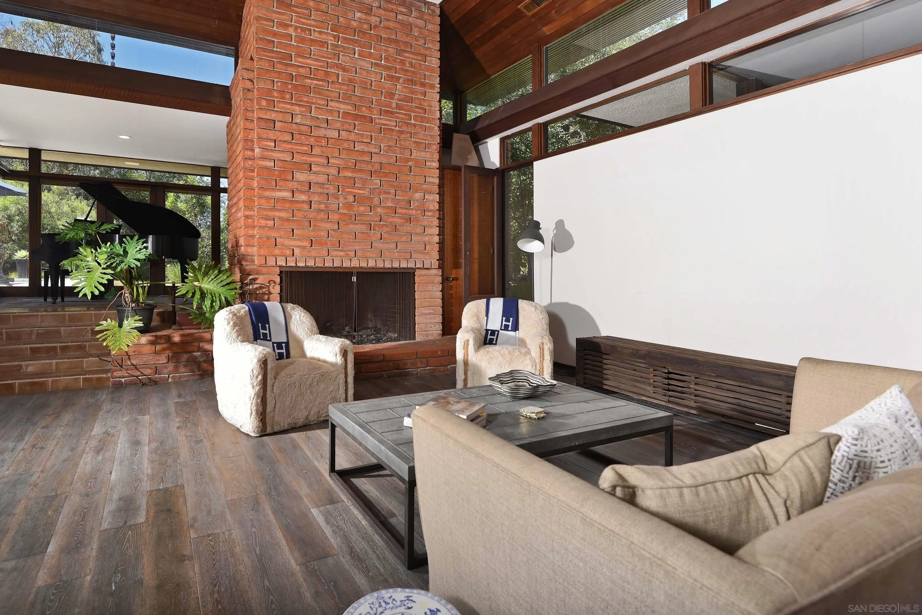 https://cdn.realtyfeed.com/cdn/127/260022016/61f0f8f8eb4ecefaec123e1765b4fe17.webp