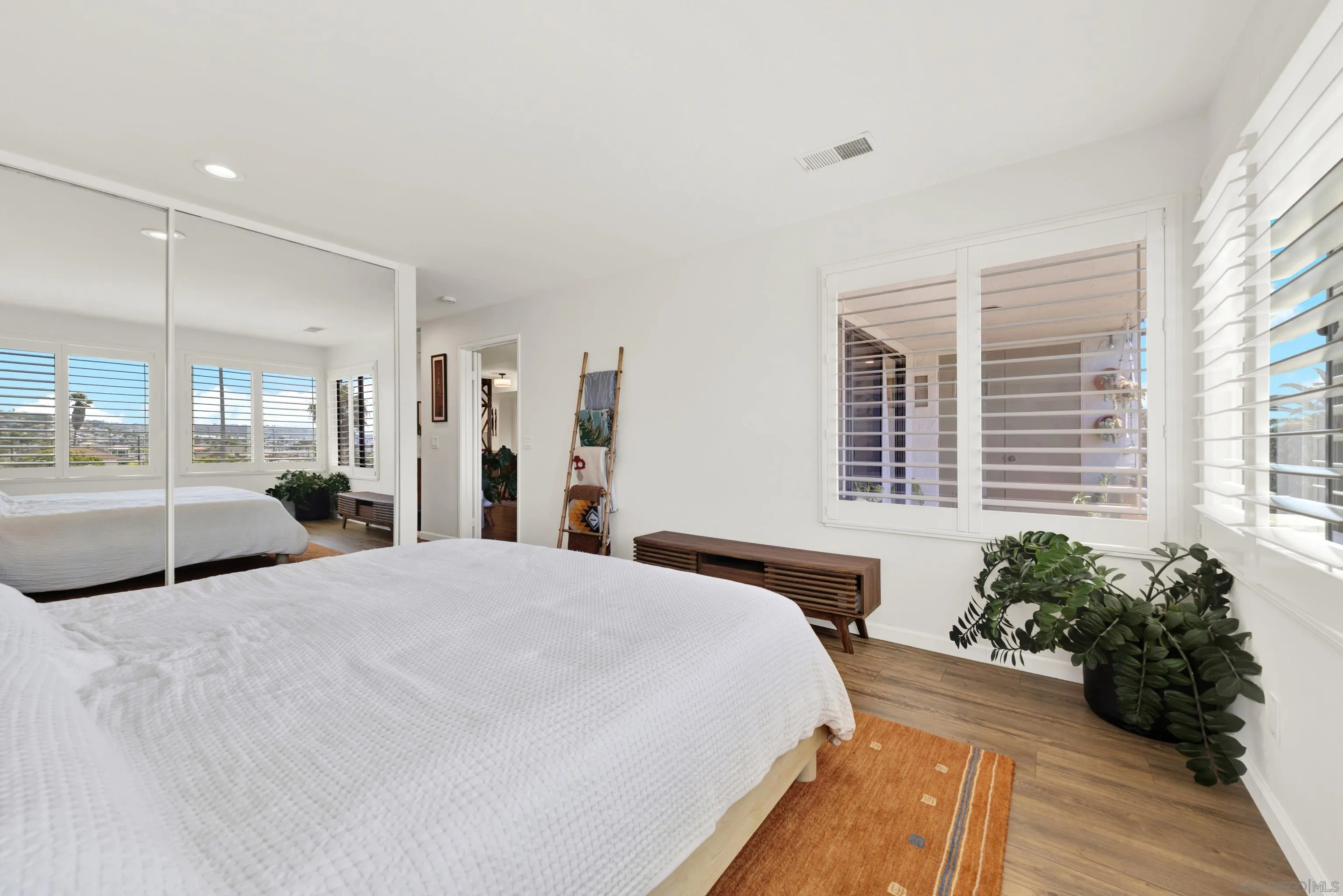 https://cdn.realtyfeed.com/cdn/127/260022021/906aa8c941f4208ad5518473fa95c96b.webp