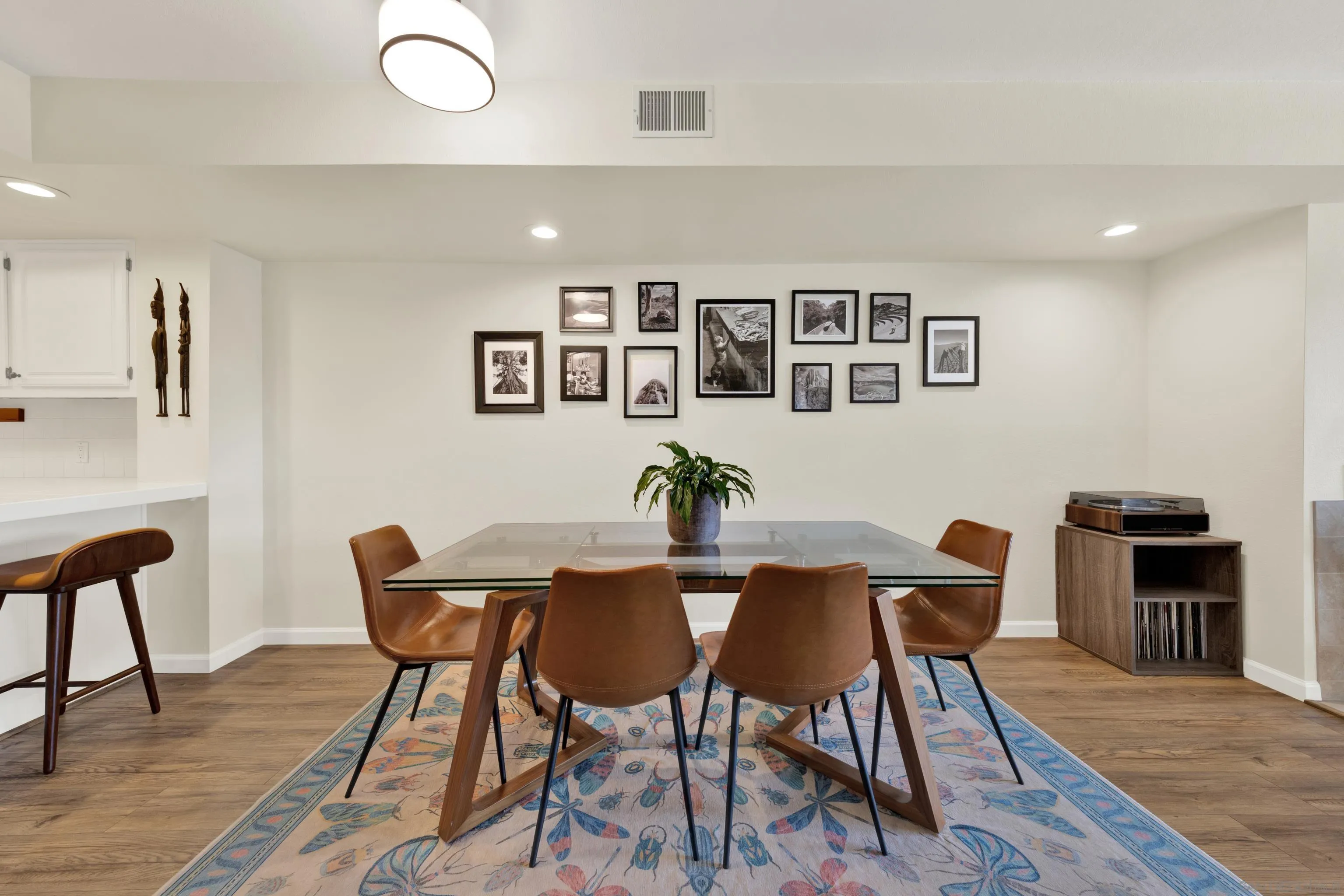 https://cdn.realtyfeed.com/cdn/127/260022021/e348852dfa2ce9695b00505c847ed383.webp