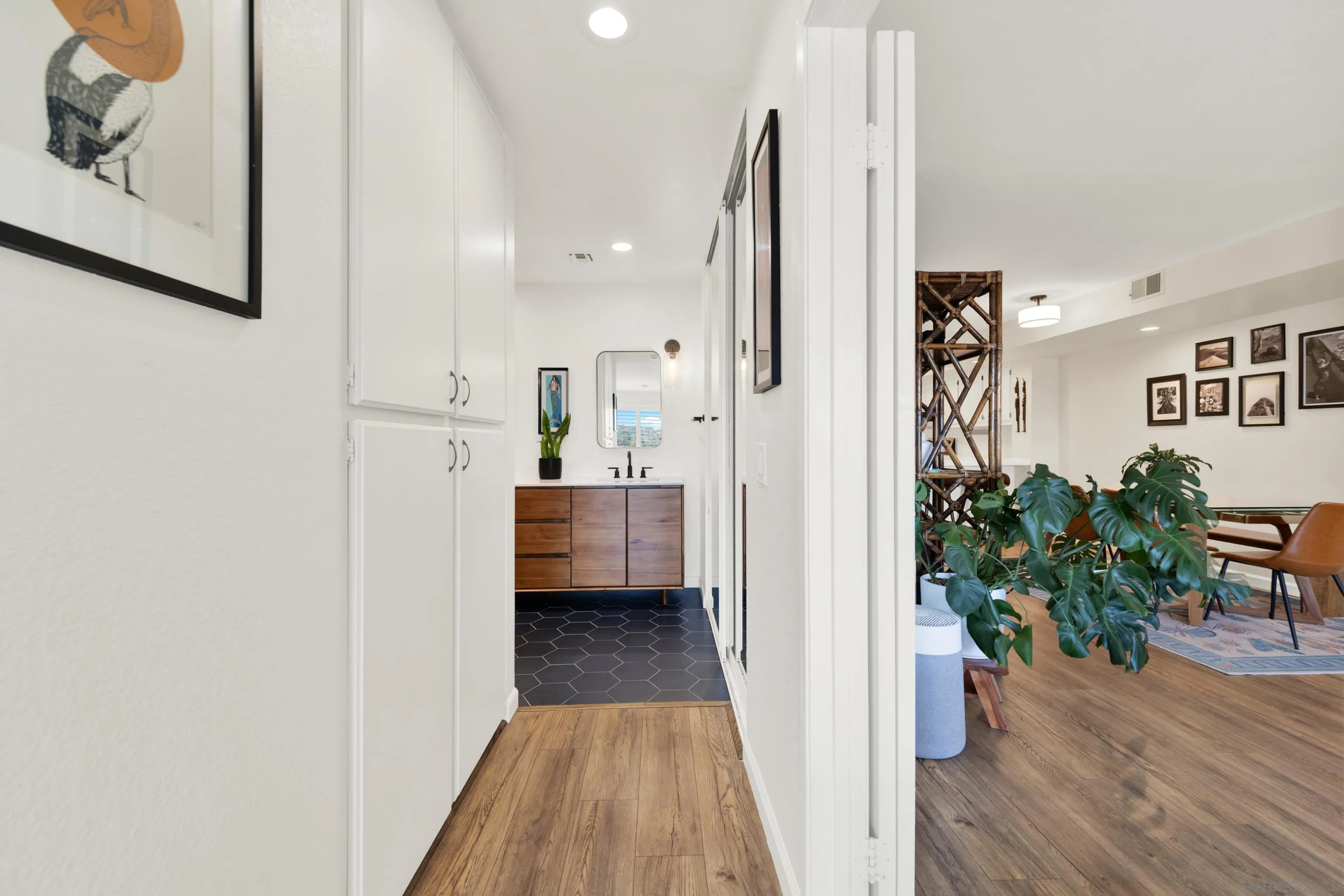 https://cdn.realtyfeed.com/cdn/127/260022021/fb81d9219cc34463f311954728bfb0f2.webp