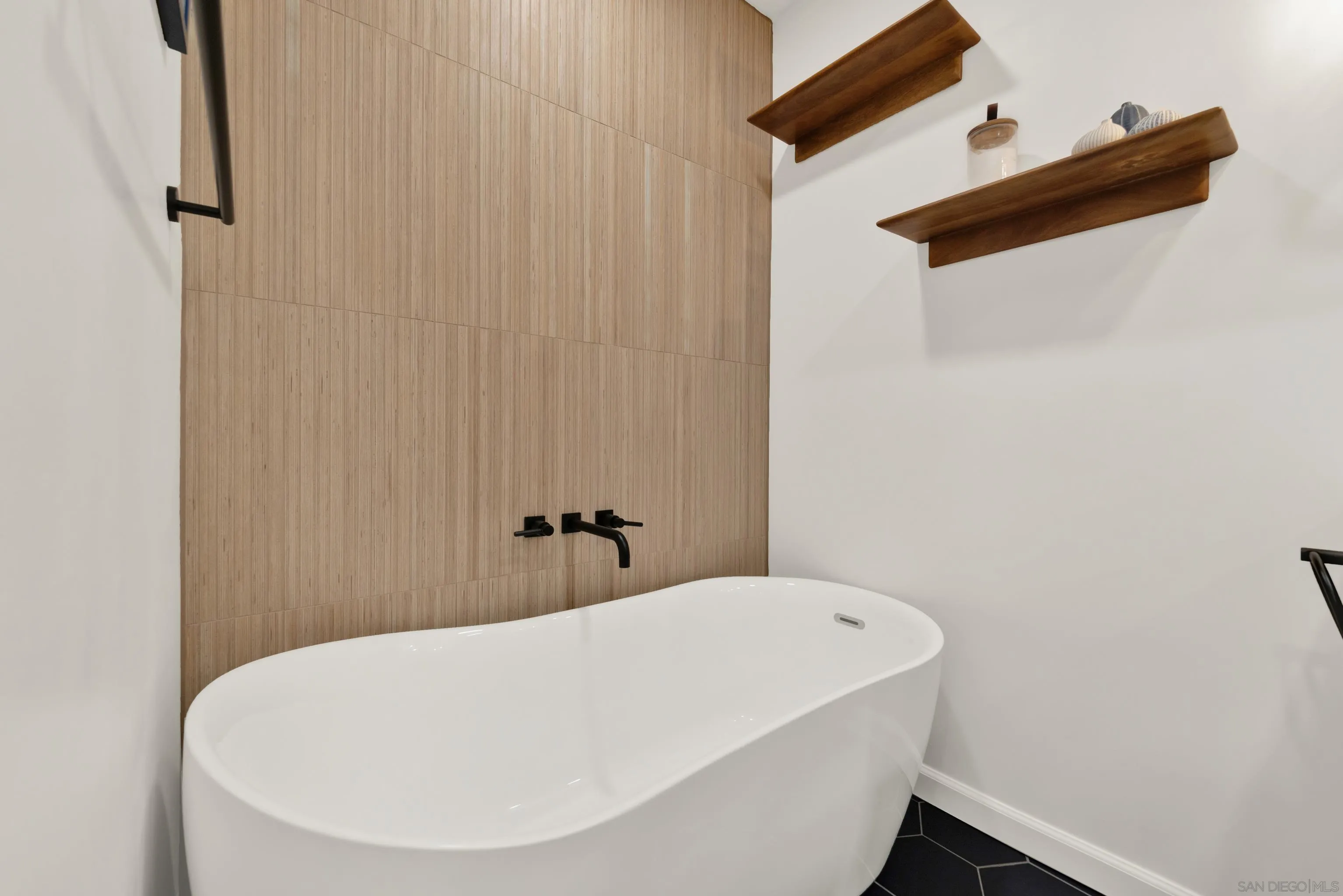 https://cdn.realtyfeed.com/cdn/127/260022021/fecb64e64bcb0139724b44d3b07662c8.webp
