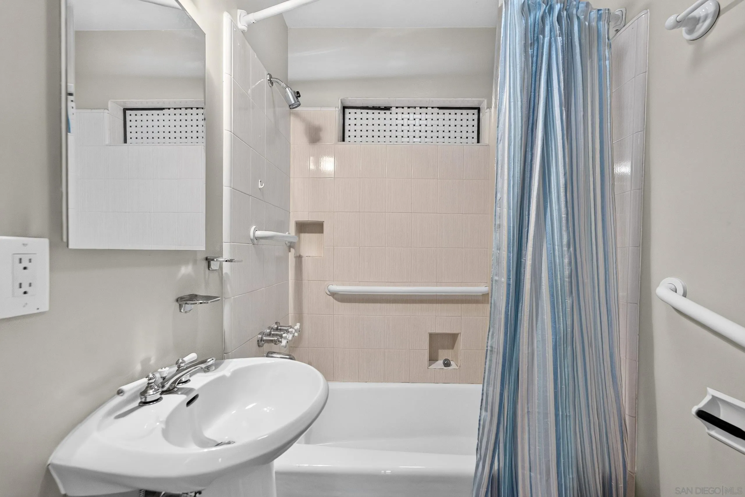 https://cdn.realtyfeed.com/cdn/127/260022049/18b971d2506331a8b6454e2ebb3504c7.webp