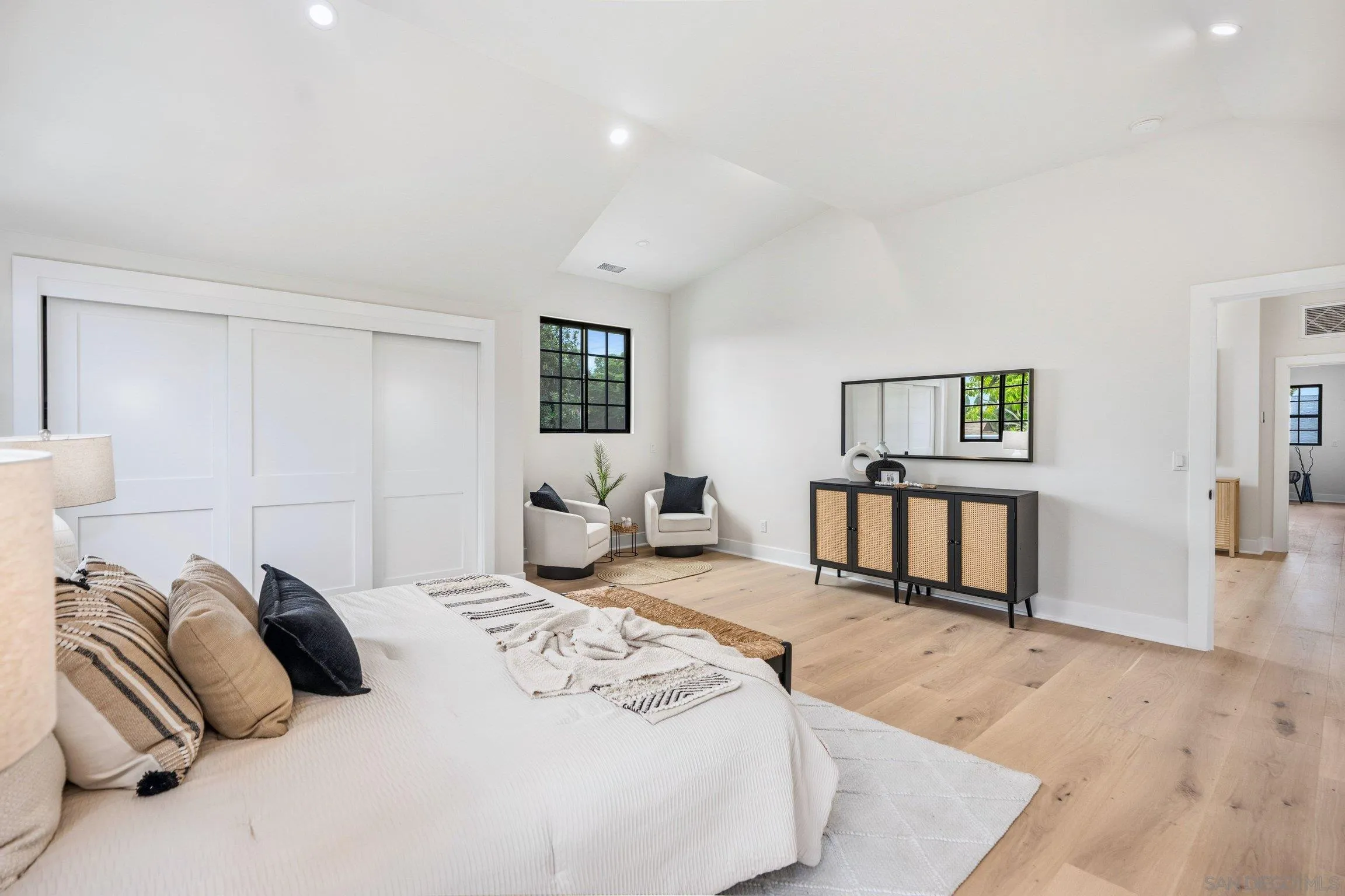 https://cdn.realtyfeed.com/cdn/127/260022087/b5671117a9abeafb0d4d08adac3c504c.webp