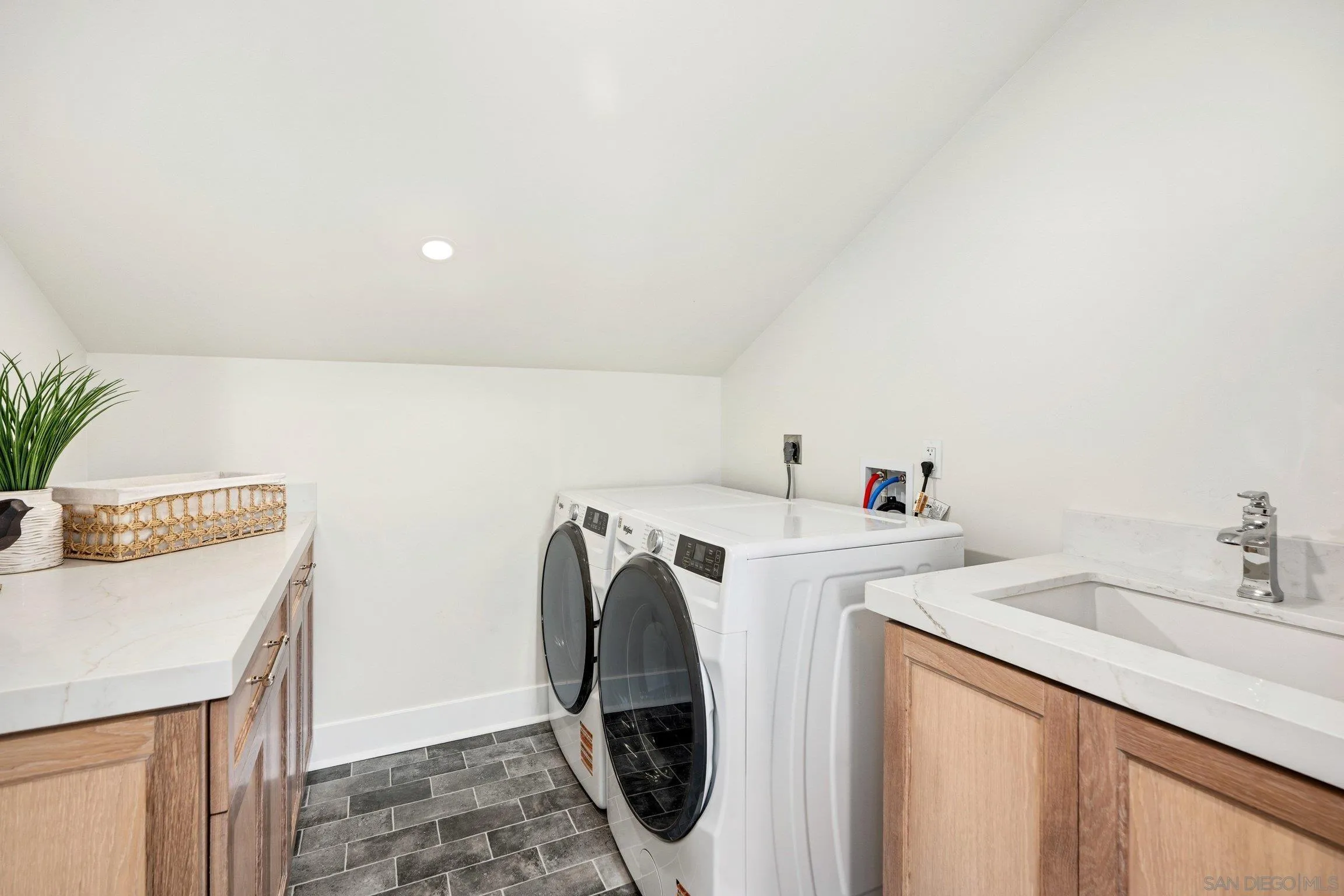 https://cdn.realtyfeed.com/cdn/127/260022087/c8069c56ce1ff44b80e91cfd782dbf98.webp