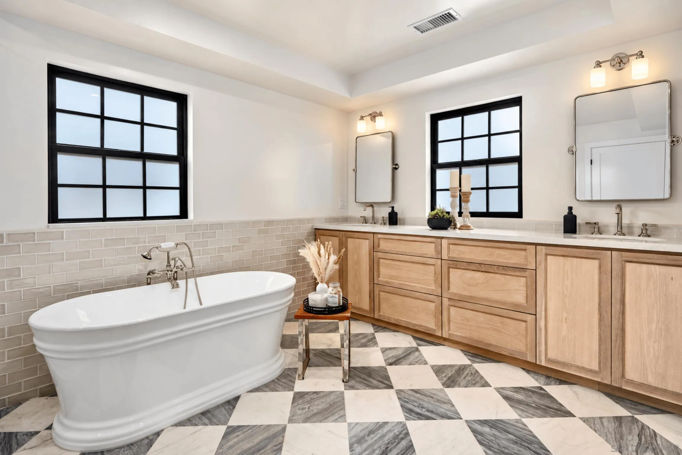 https://cdn.realtyfeed.com/cdn/127/260022087/f8f0077755809dd21cf3d38f856c6bdf.webp