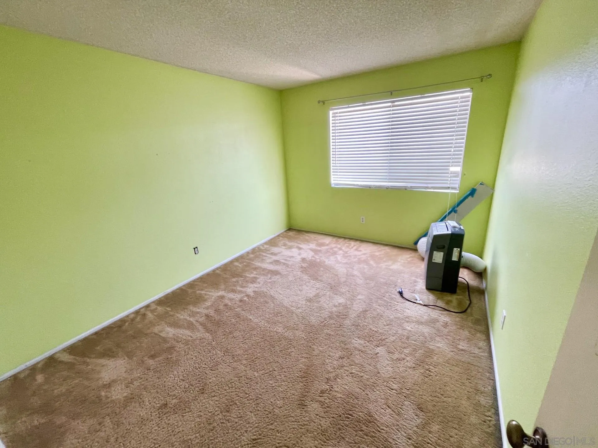 https://cdn.realtyfeed.com/cdn/127/260022088/3a351ef0f6bdd1e26b8173c31d403fb3.webp