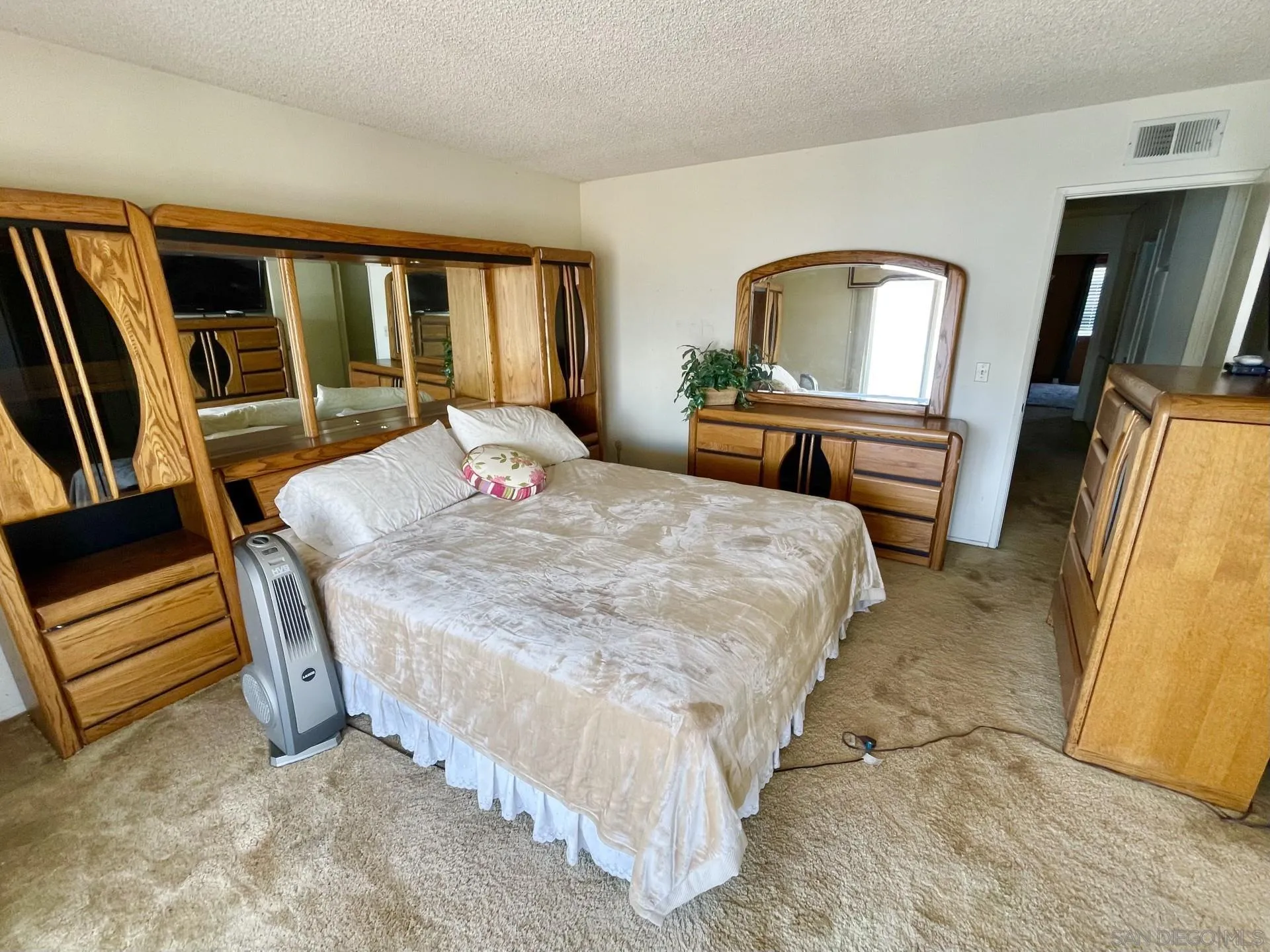 https://cdn.realtyfeed.com/cdn/127/260022088/f566bf84c97fba10bd8dd5d4dd9ccd79.webp