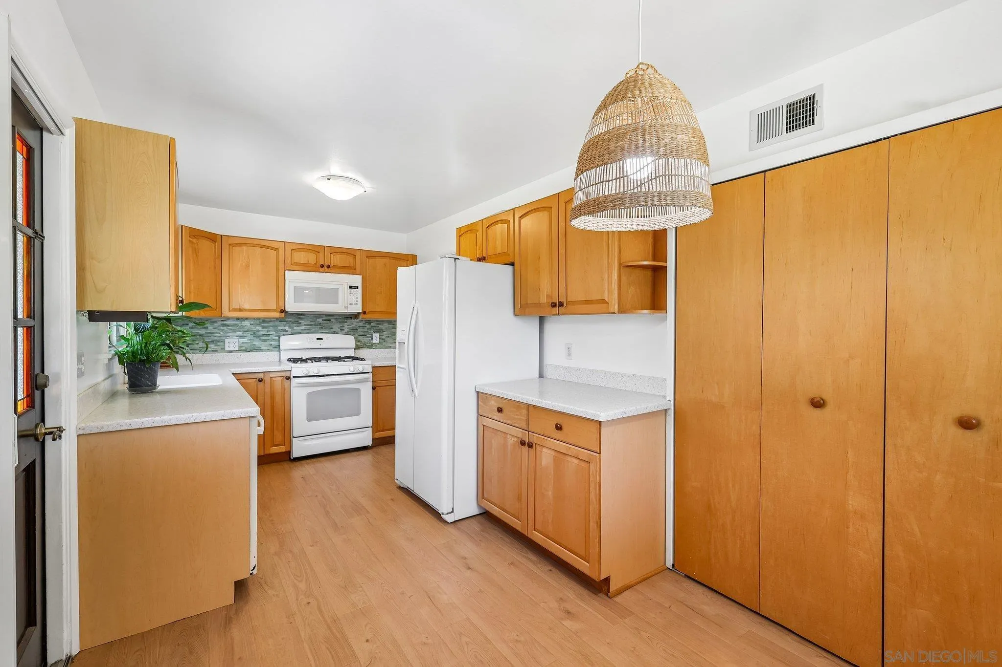 https://cdn.realtyfeed.com/cdn/127/260022090/16081a2bd68d91d9909a7c66f93e6931.webp