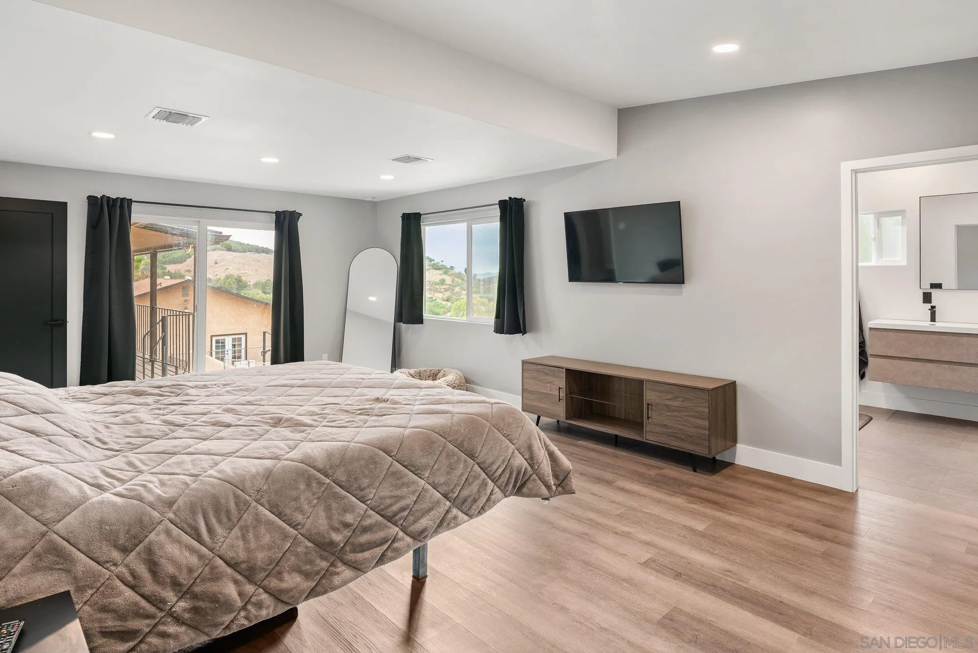 https://cdn.realtyfeed.com/cdn/127/260022098/9b2b83cb3d7558d23b462bff118d2fdd.webp