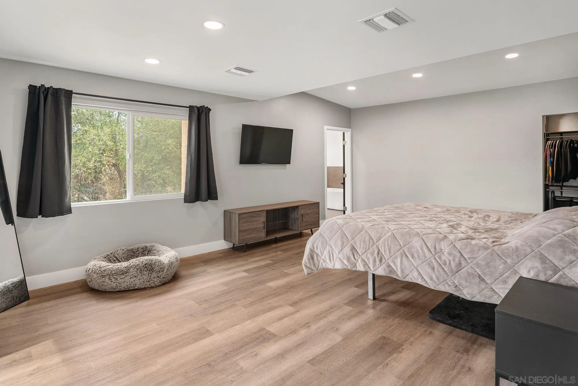 https://cdn.realtyfeed.com/cdn/127/260022098/cc7ac6dd05bbad249b45857ca8b6f8ea.webp