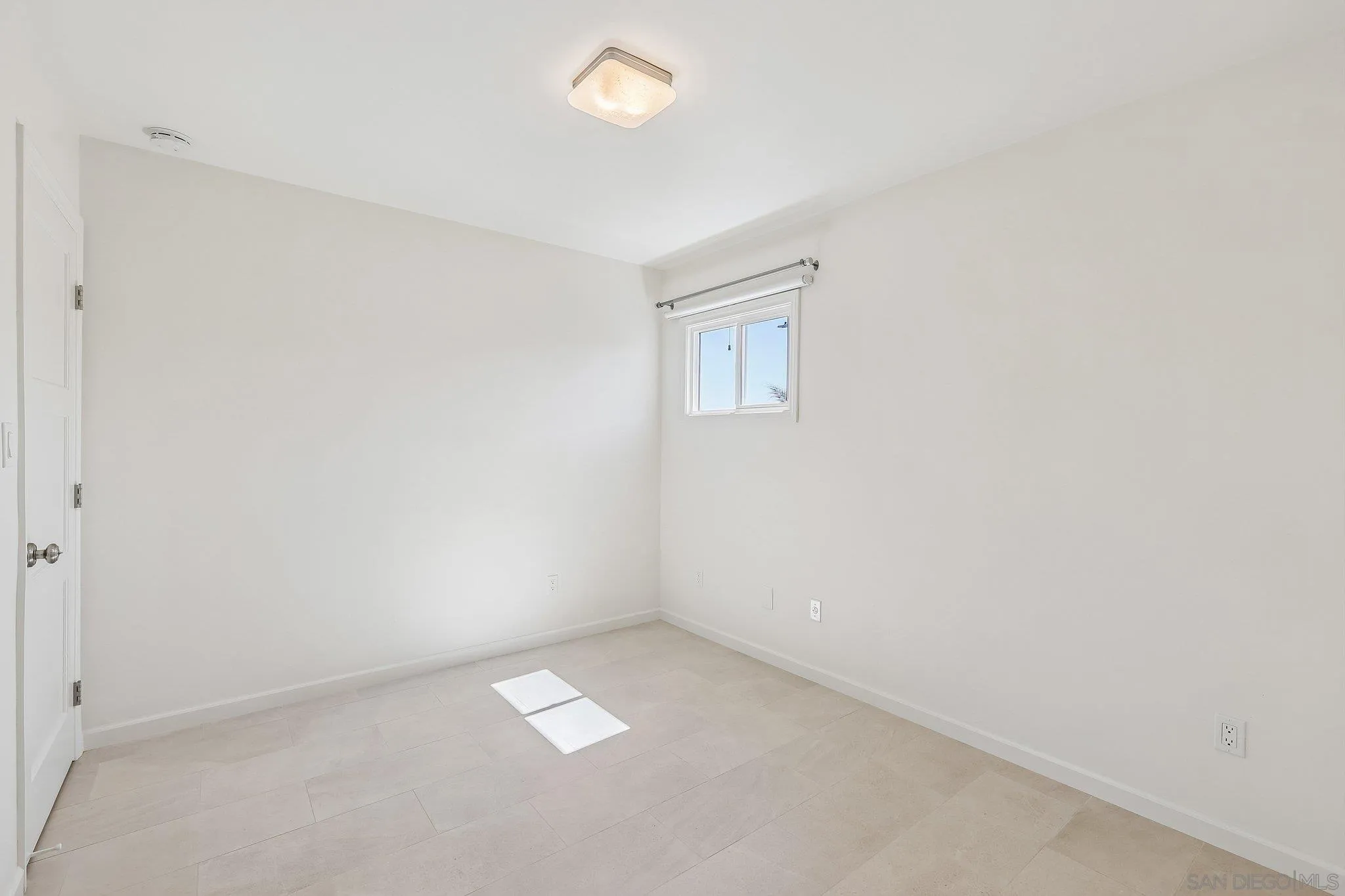 https://cdn.realtyfeed.com/cdn/127/260022106/93cda941f49daf8b82b8176388acf64b.webp