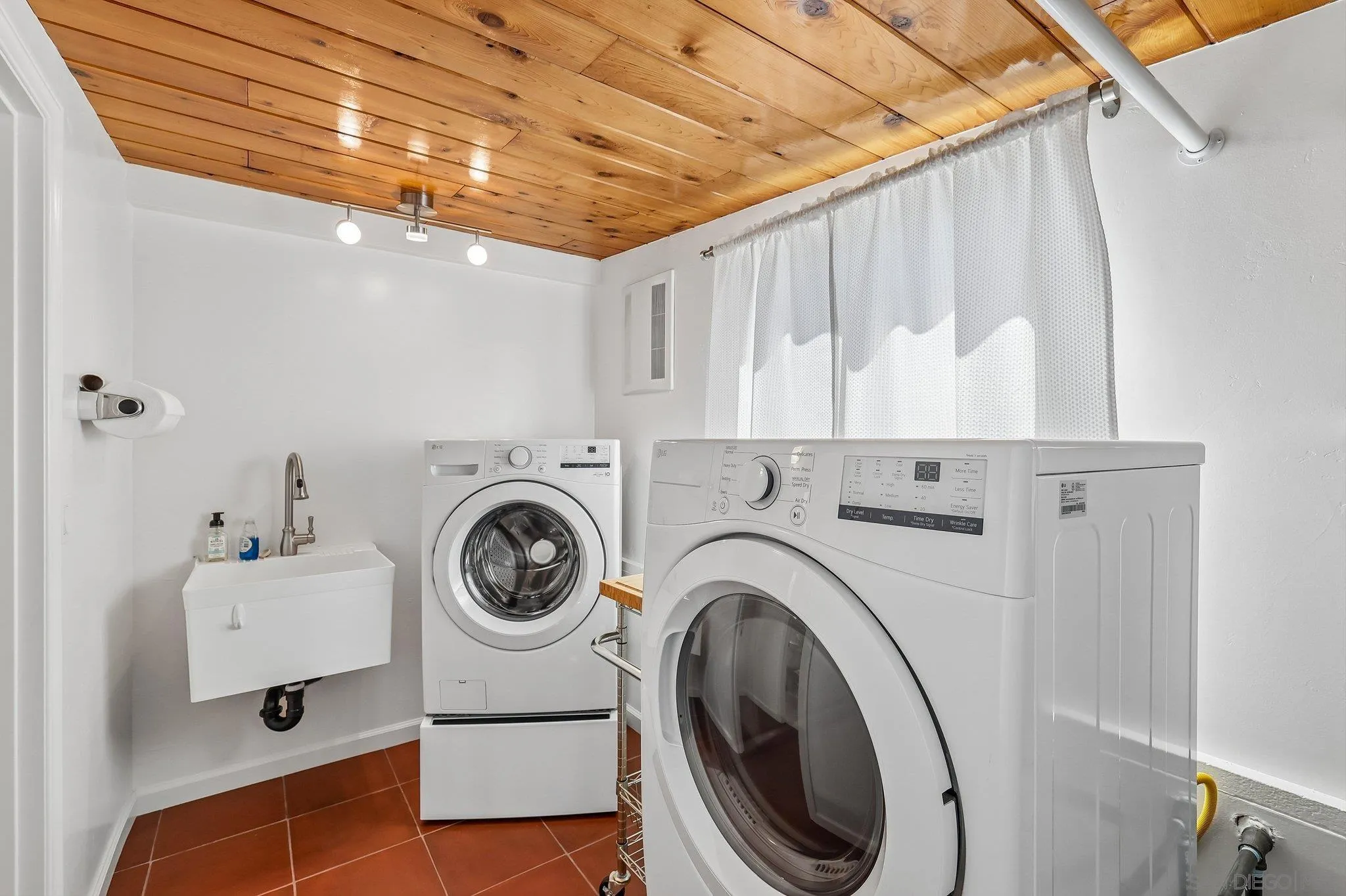https://cdn.realtyfeed.com/cdn/127/260022106/d52f6e8ad702a98143a009b1a064b059.webp