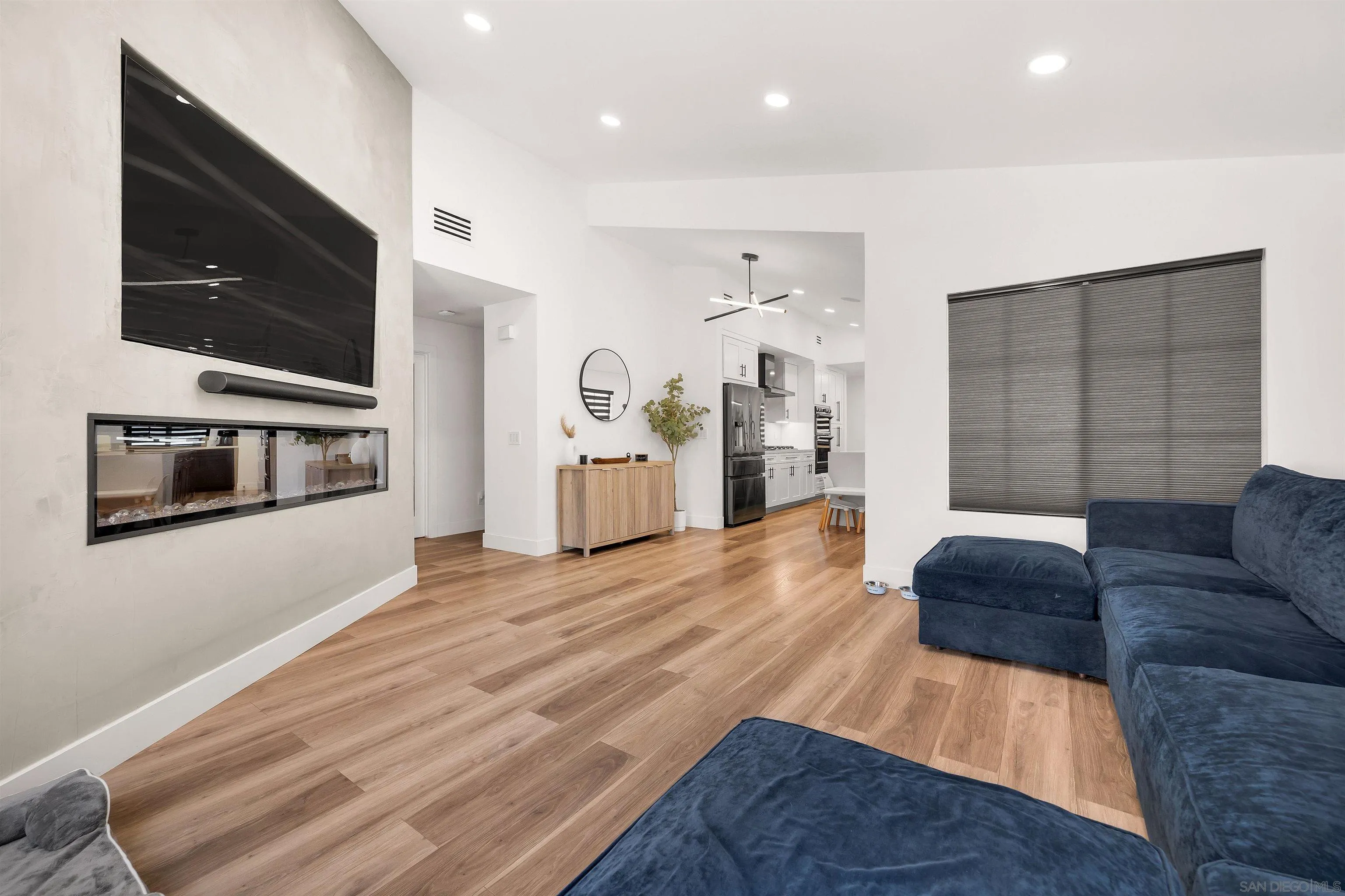https://cdn.realtyfeed.com/cdn/127/260022113/725aaa92e8a6ae54bff49bdcc1095dc8.webp