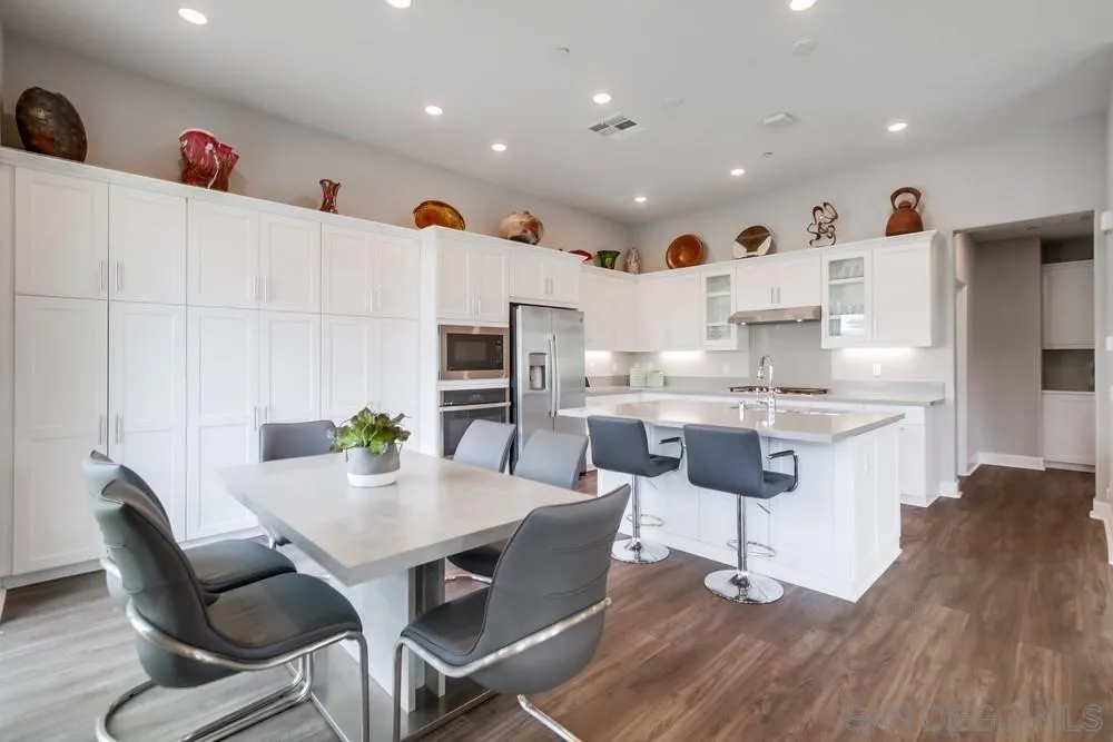 https://cdn.realtyfeed.com/cdn/127/260022116/90a3bd70529f2bf6d5023e5c183faad6.webp