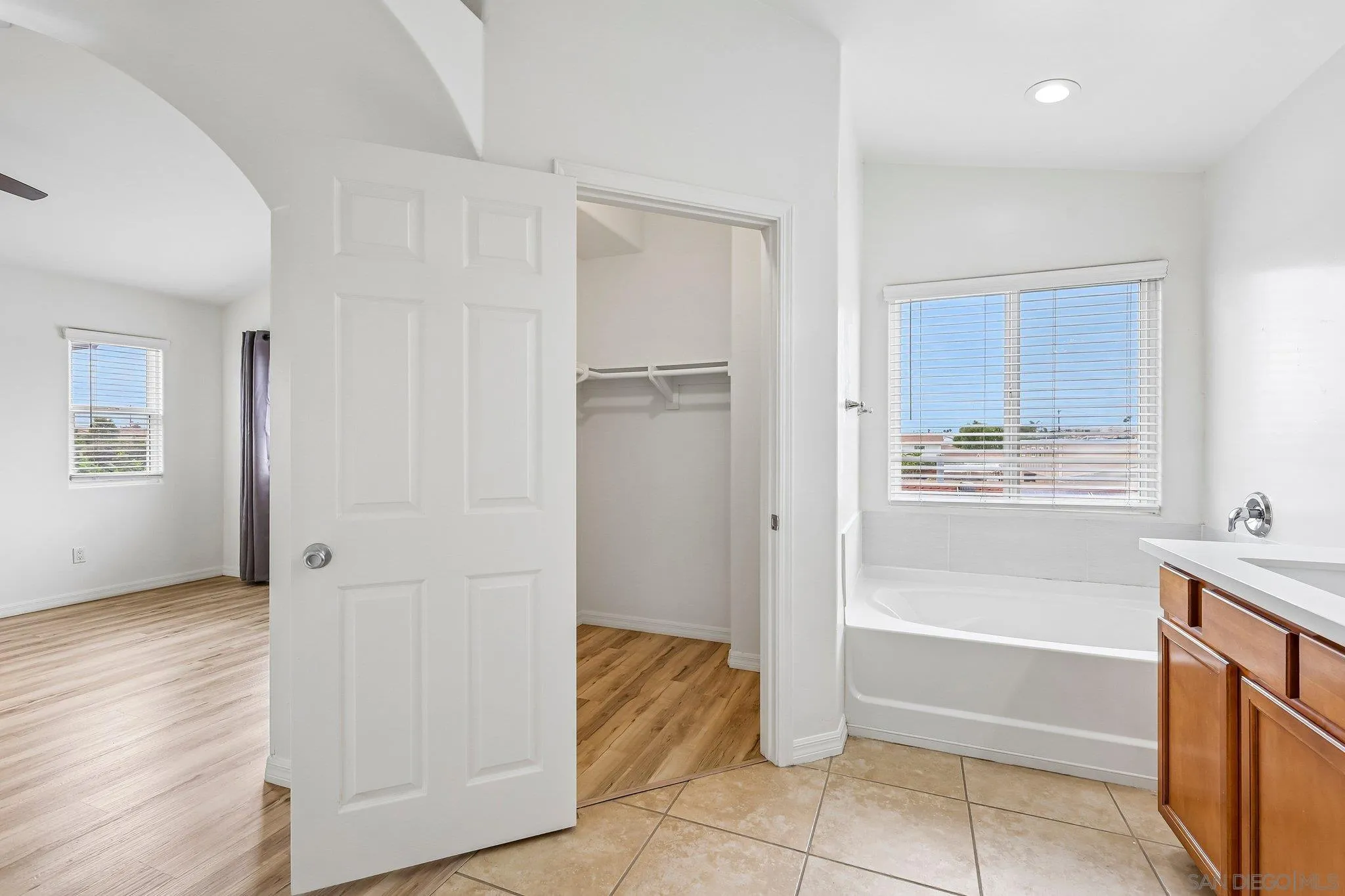 https://cdn.realtyfeed.com/cdn/127/260022121/460f747d79a21471f179dbd330224d4c.webp
