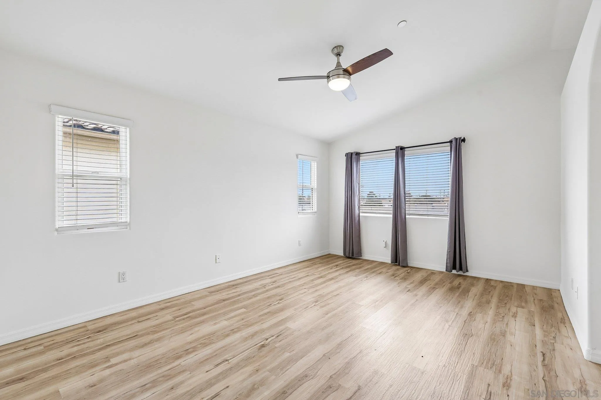 https://cdn.realtyfeed.com/cdn/127/260022121/4dc1ecf3ae69b4700ed54862da2c473e.webp