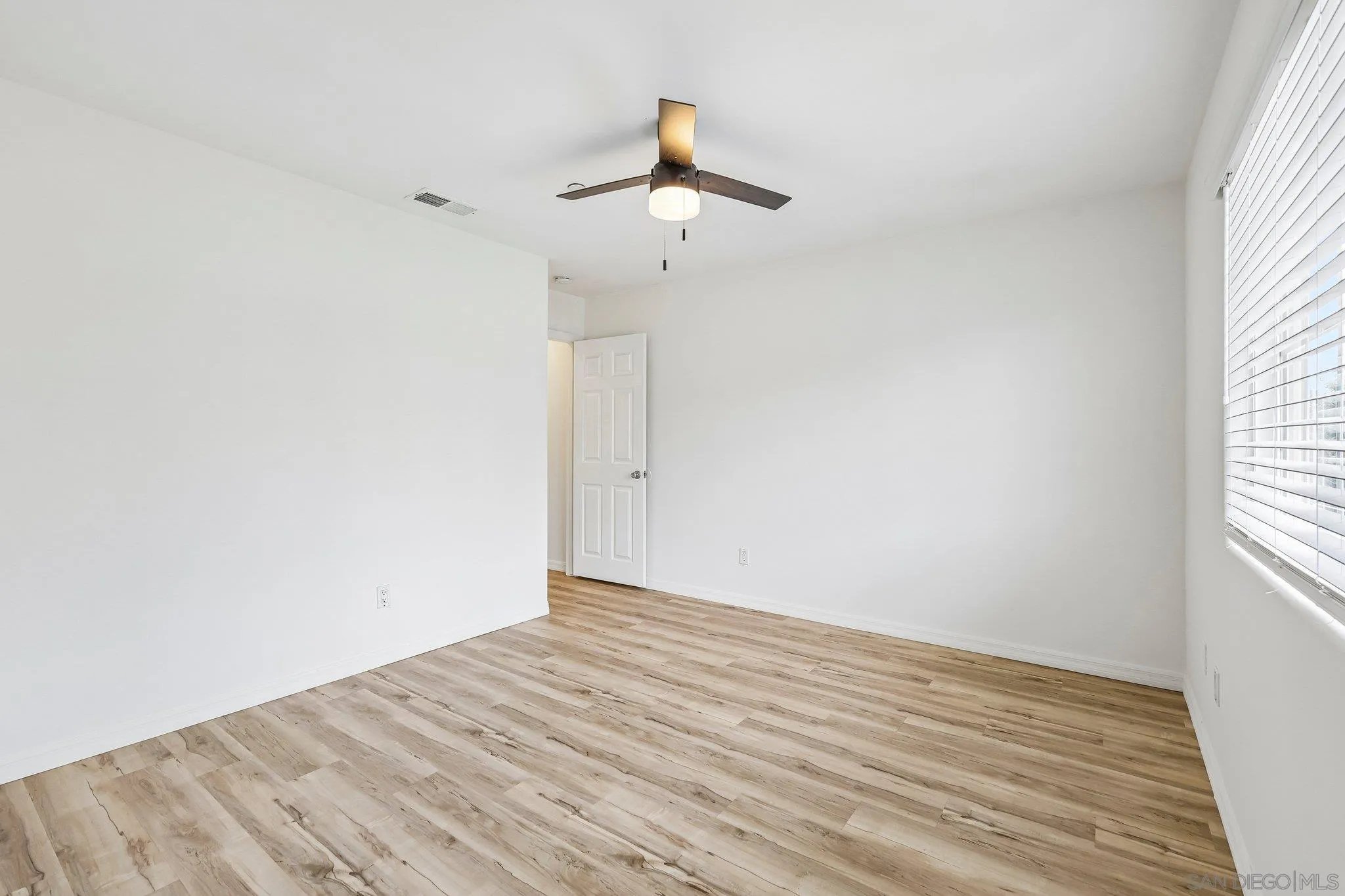 https://cdn.realtyfeed.com/cdn/127/260022121/eafd3a00183a36556a96560a3a03337a.webp