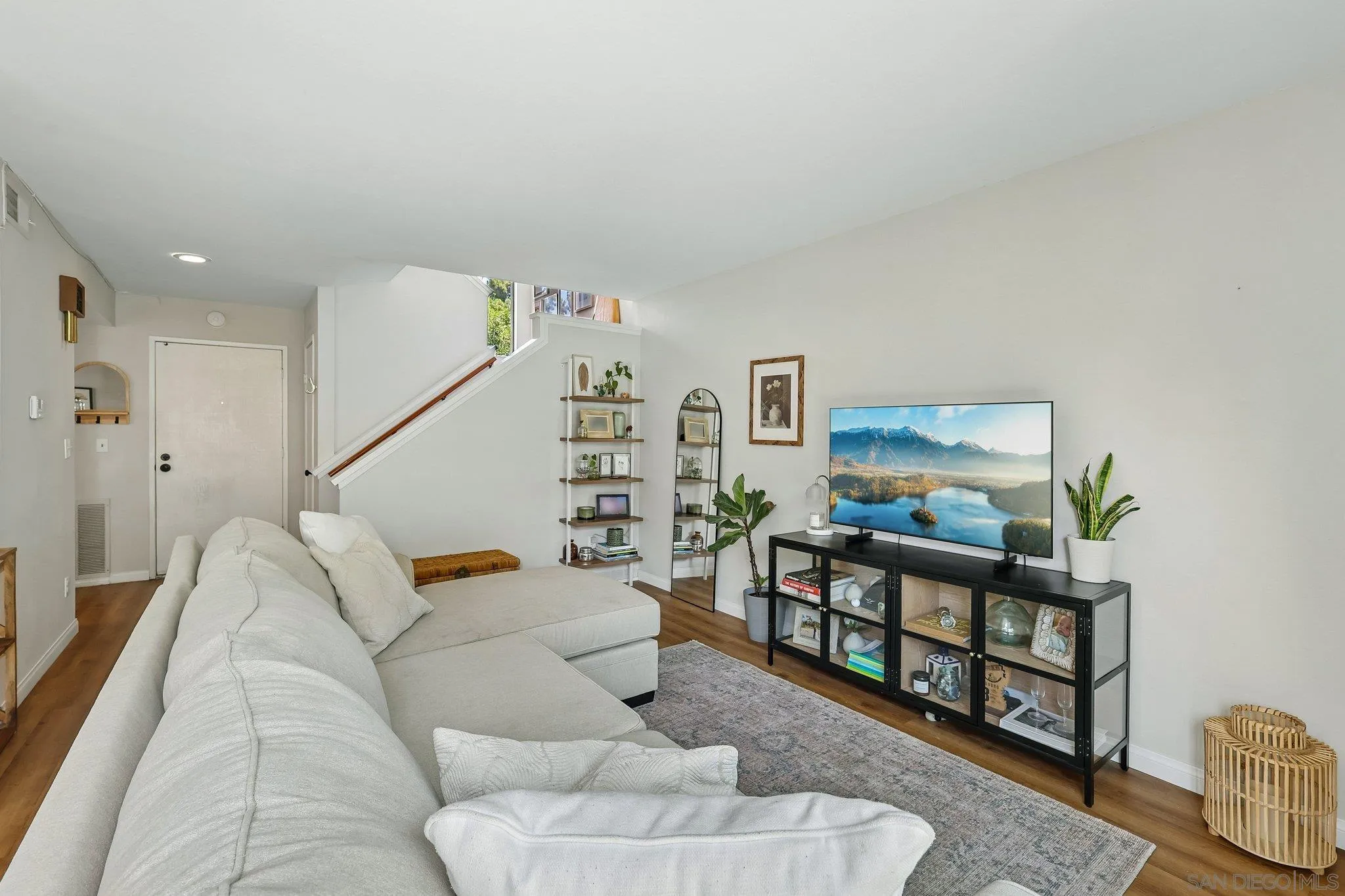 https://cdn.realtyfeed.com/cdn/127/260022147/96e1ad542bb5ecc02c9ff47d3d07f717.webp