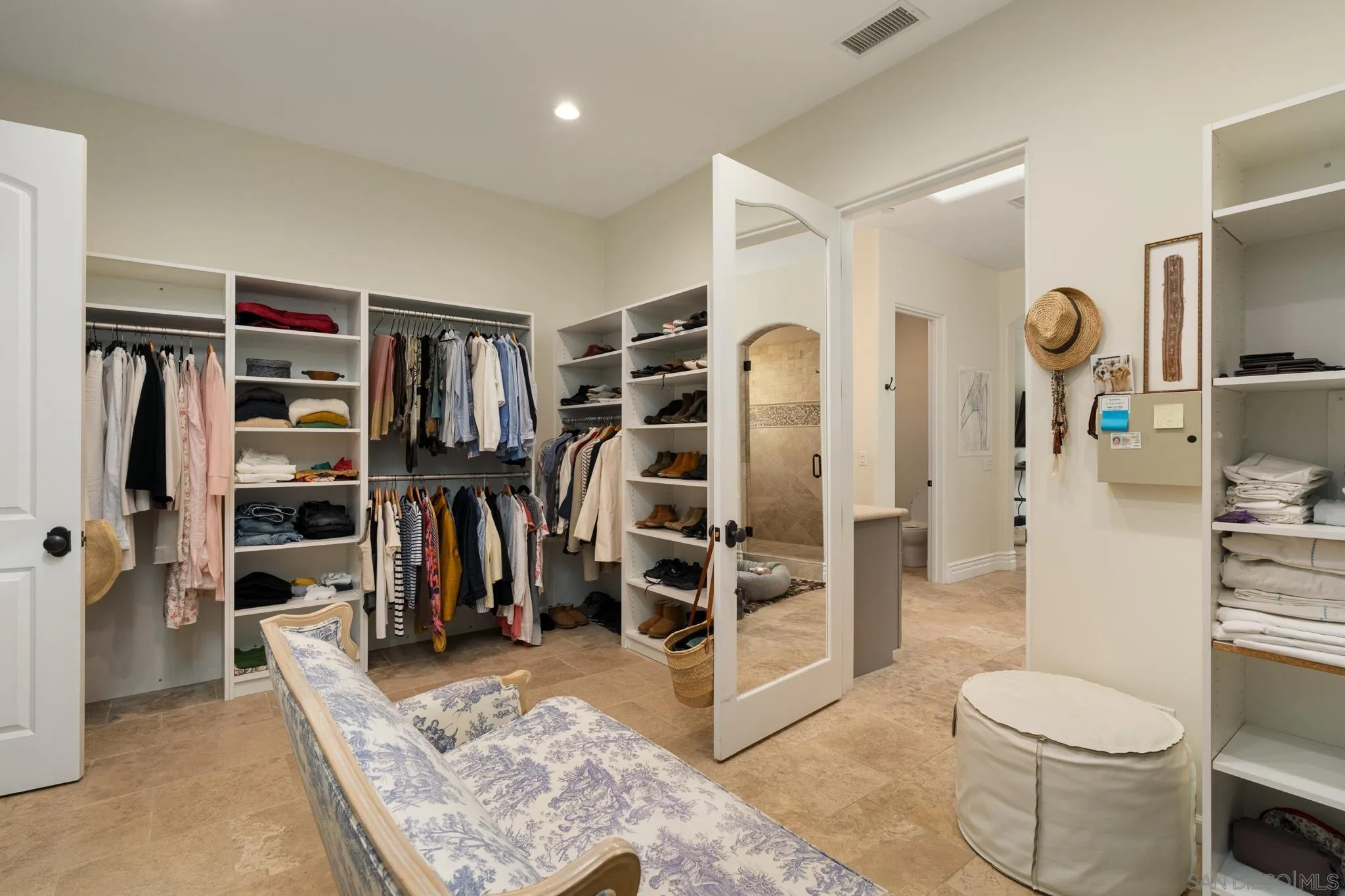 https://cdn.realtyfeed.com/cdn/127/260022148/25540dd2d7829a331a2619367671b4d0.webp