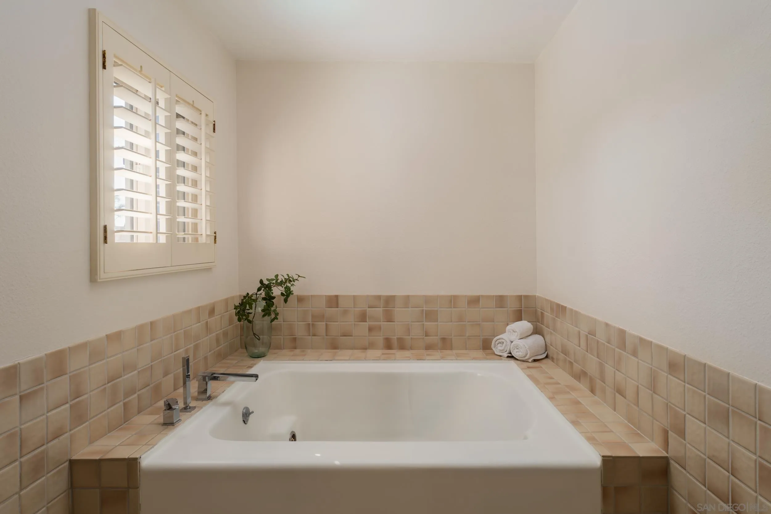 https://cdn.realtyfeed.com/cdn/127/260022165/8b0984b5e1784b53a78a54ddf459446d.webp