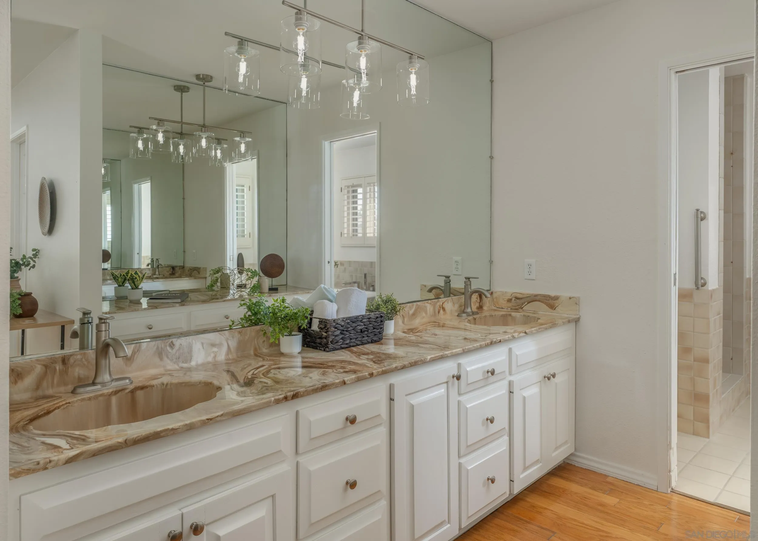 https://cdn.realtyfeed.com/cdn/127/260022165/bfa3c96e6085f664174370f616c1e6ae.webp