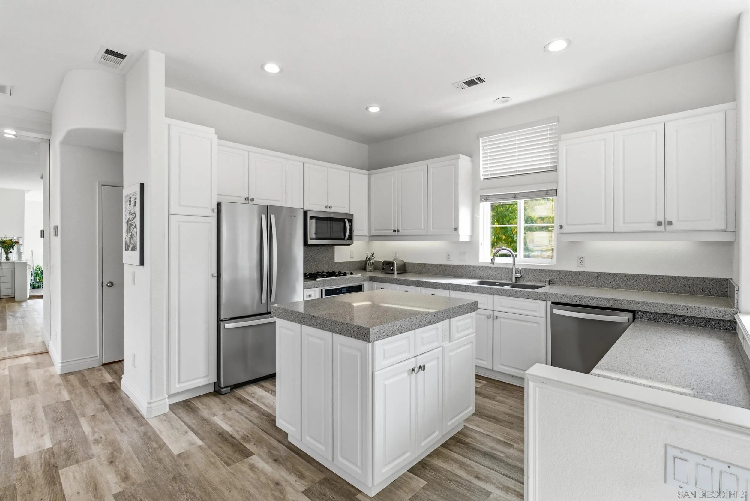 https://cdn.realtyfeed.com/cdn/127/260022168/8aa7c8f4e3942393dfe48b9c4e3edcac.webp