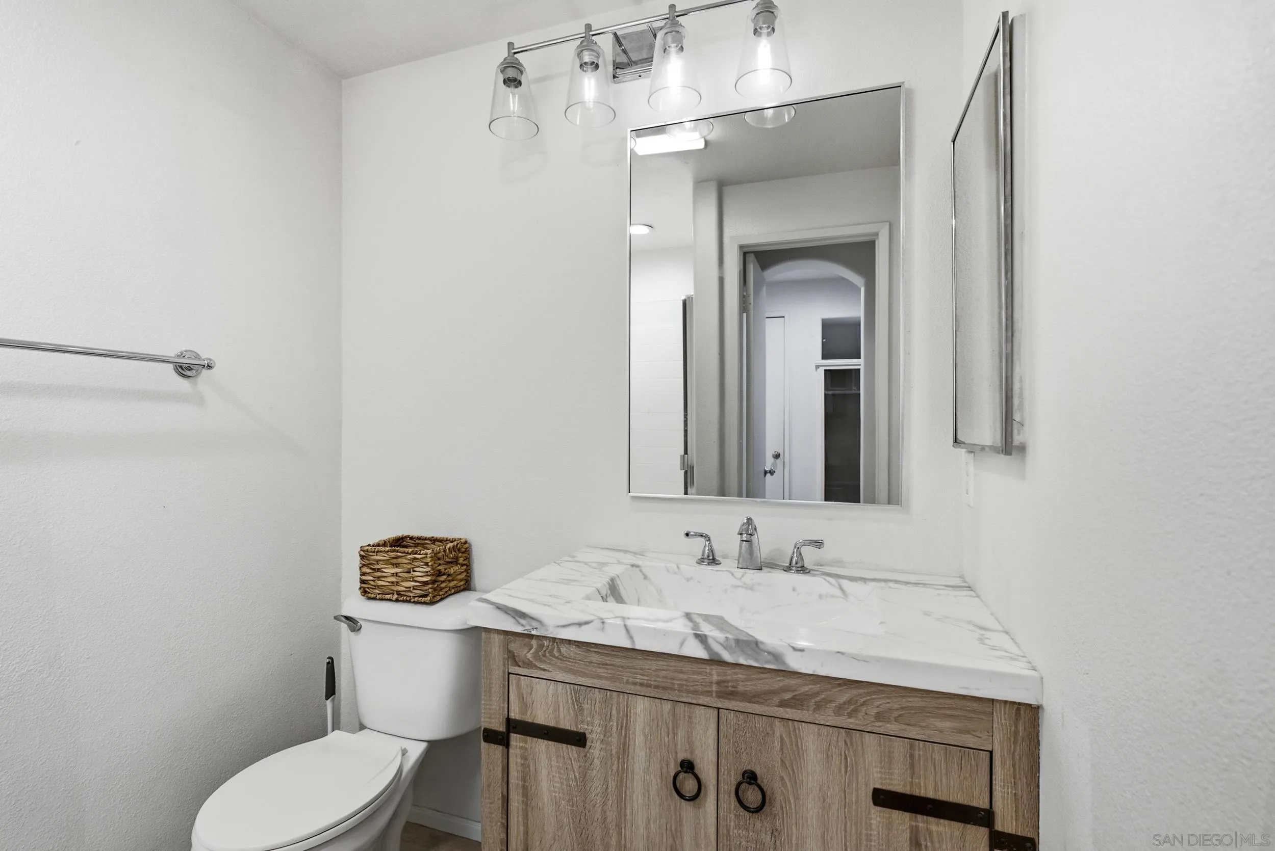 https://cdn.realtyfeed.com/cdn/127/260022168/987952dea5680525abaaf4729d4a7d2e.webp
