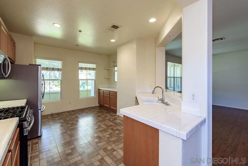 https://cdn.realtyfeed.com/cdn/127/260022186/9f24630f3238fef2218f551b06b68a26.webp