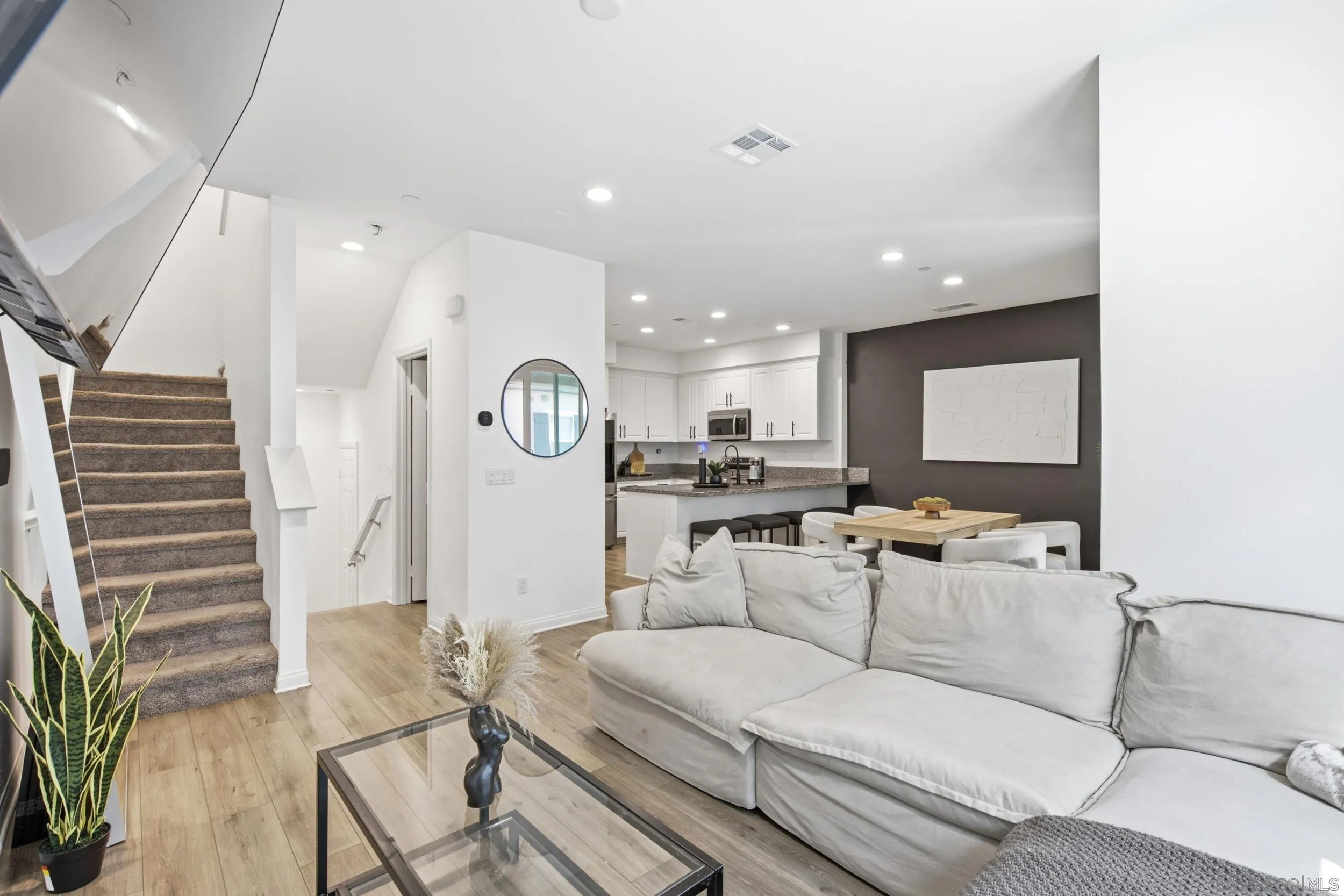 https://cdn.realtyfeed.com/cdn/127/260022192/8f39c9d9ec64be08c8f99d3e0b4a1fec.webp