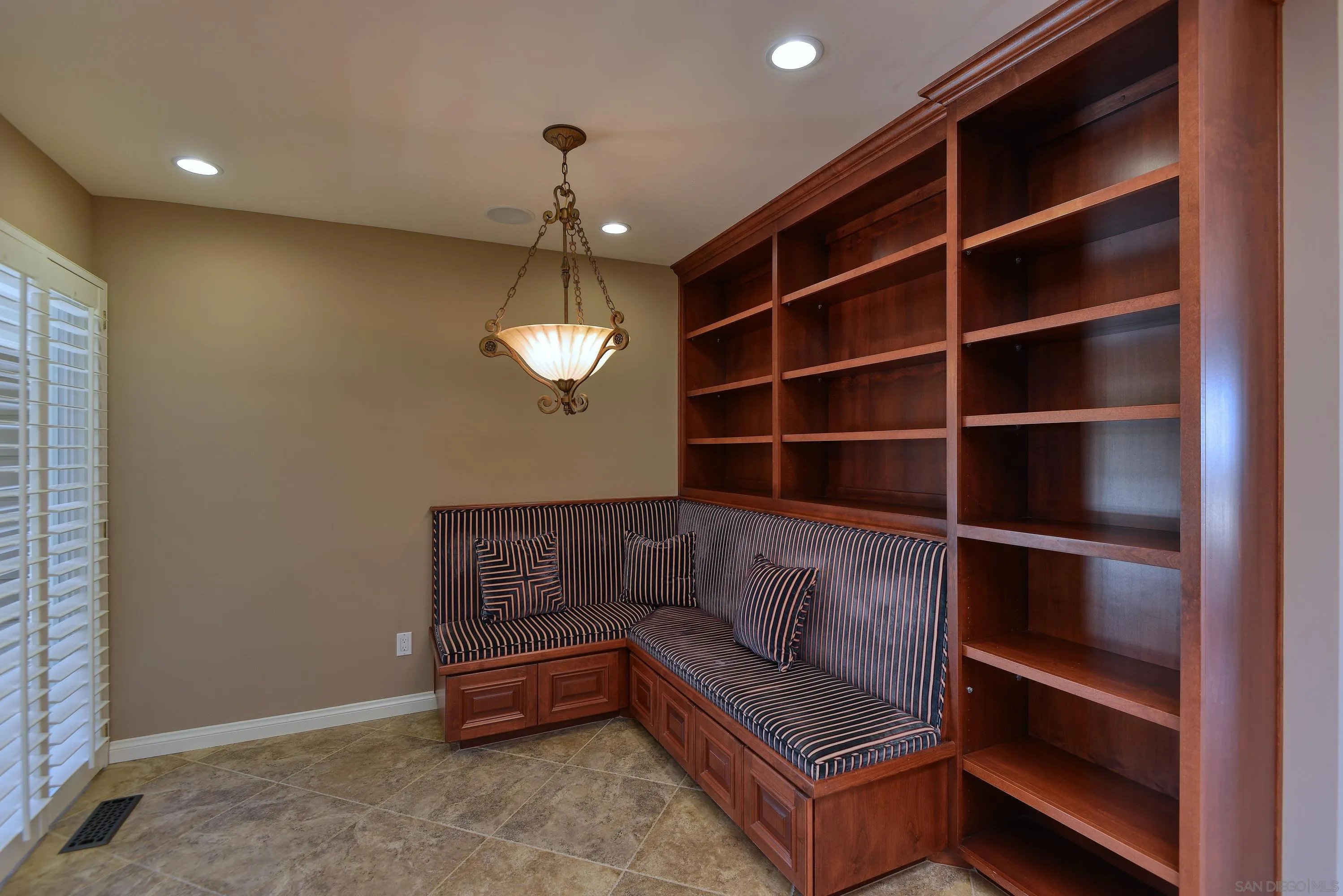 https://cdn.realtyfeed.com/cdn/127/260022193/814e0db5fddf56a61a22d295bc3cd0ff.webp