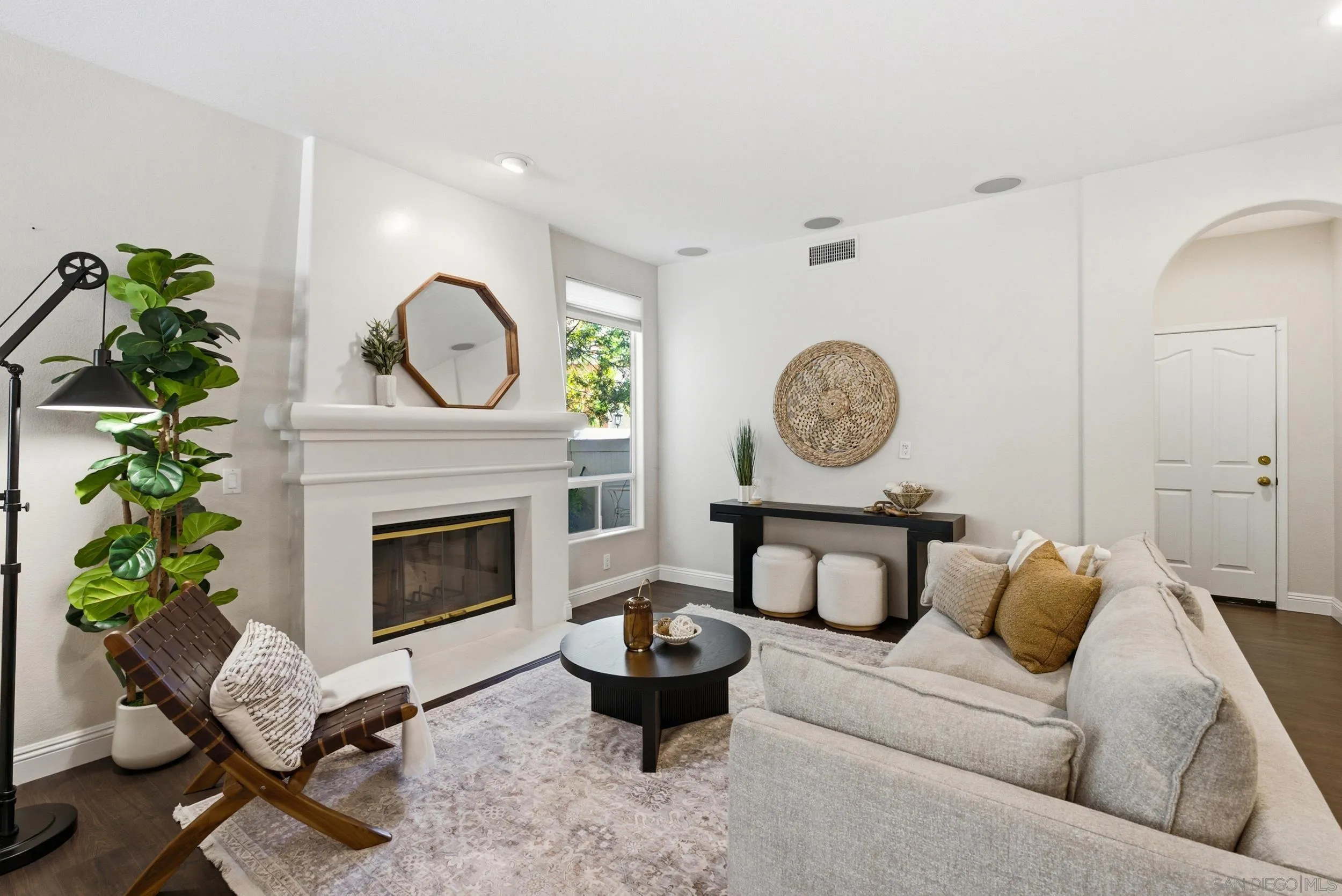 https://cdn.realtyfeed.com/cdn/127/260022199/56156bf5c39f524f1cd021860cd3af53.webp