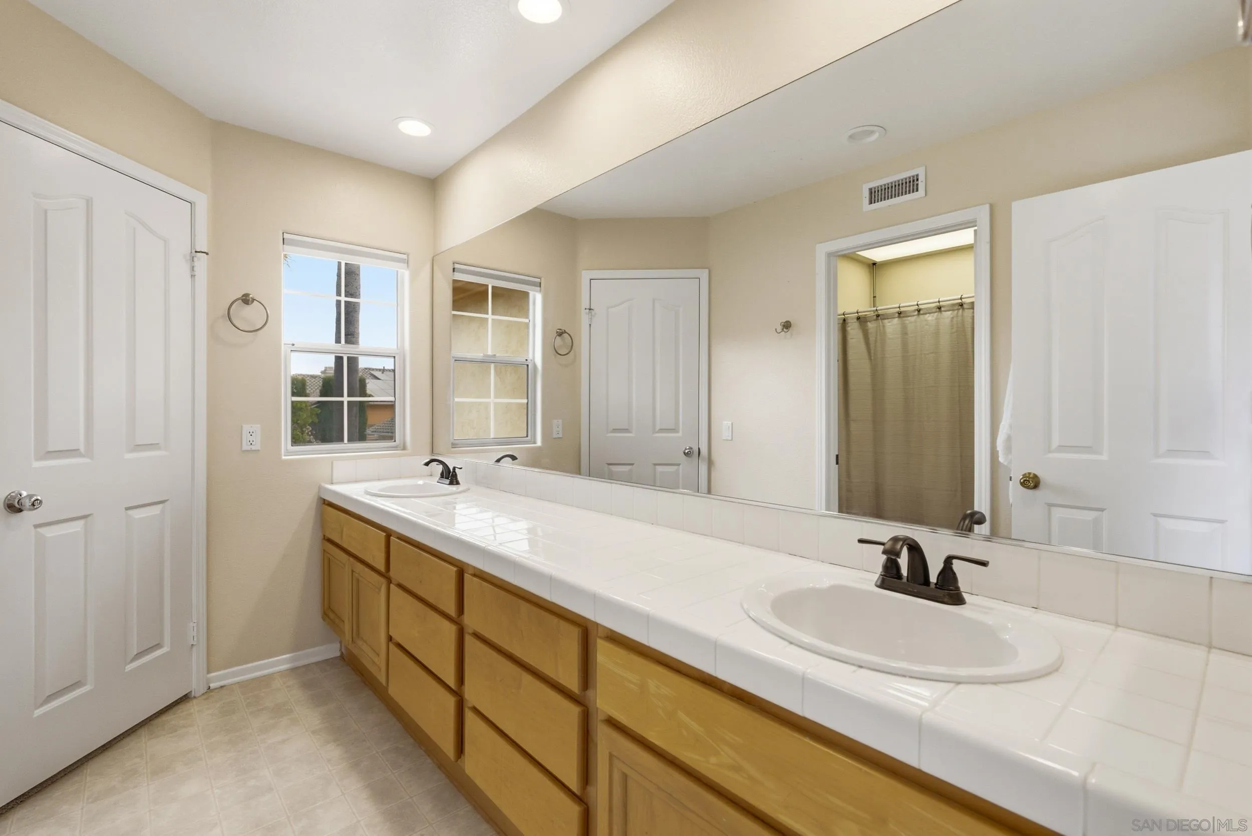 https://cdn.realtyfeed.com/cdn/127/260022199/daa6cdfc0a8da347ebe37f2e662e3459.webp