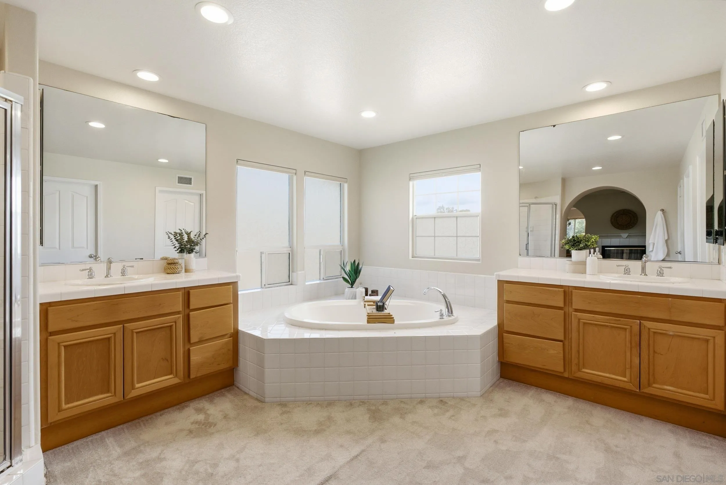 https://cdn.realtyfeed.com/cdn/127/260022199/fb25c82eb98fff9db84cd25cd4da1413.webp