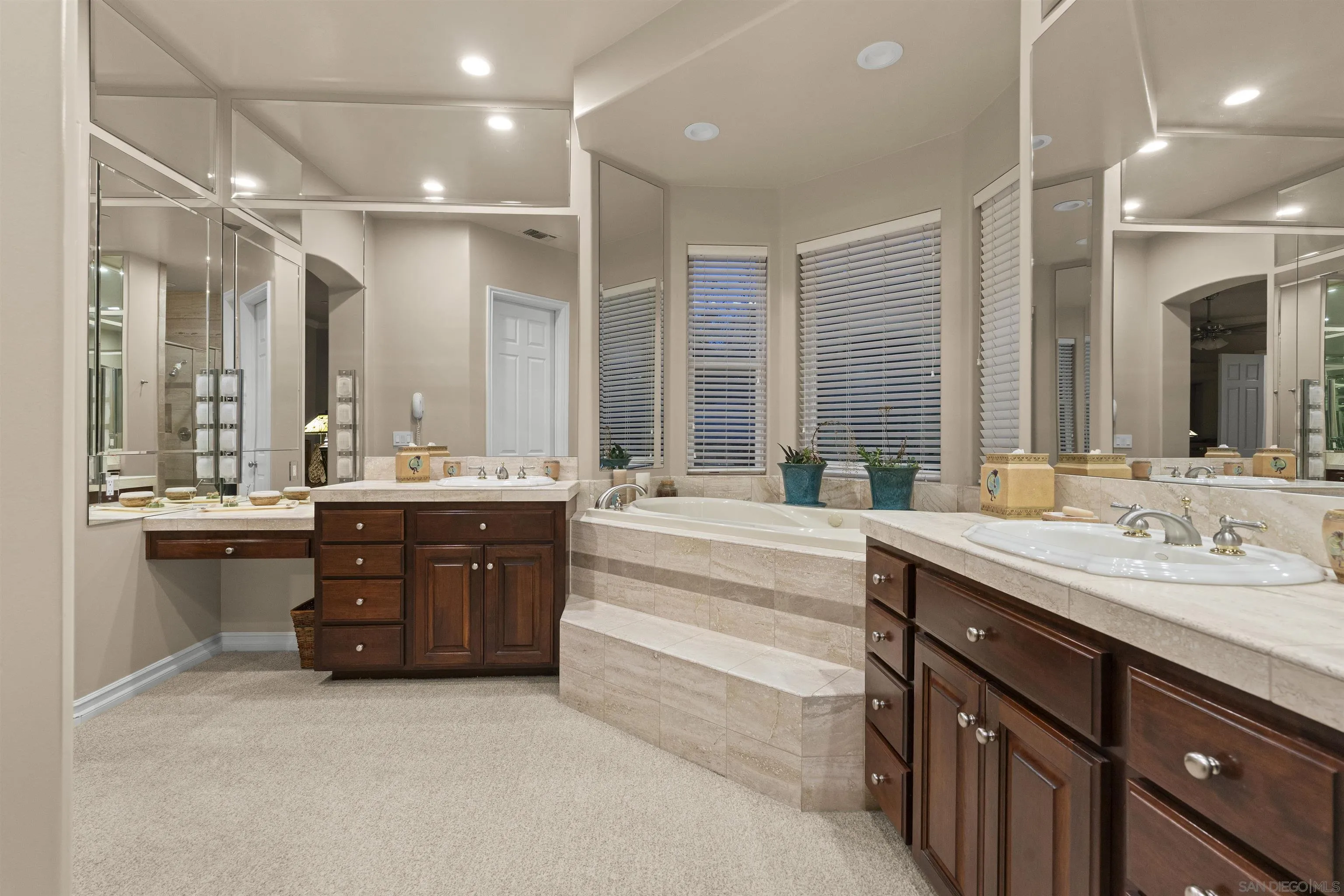 https://cdn.realtyfeed.com/cdn/127/260022206/2a0548dbc1b037839a301a616cb9645b.webp