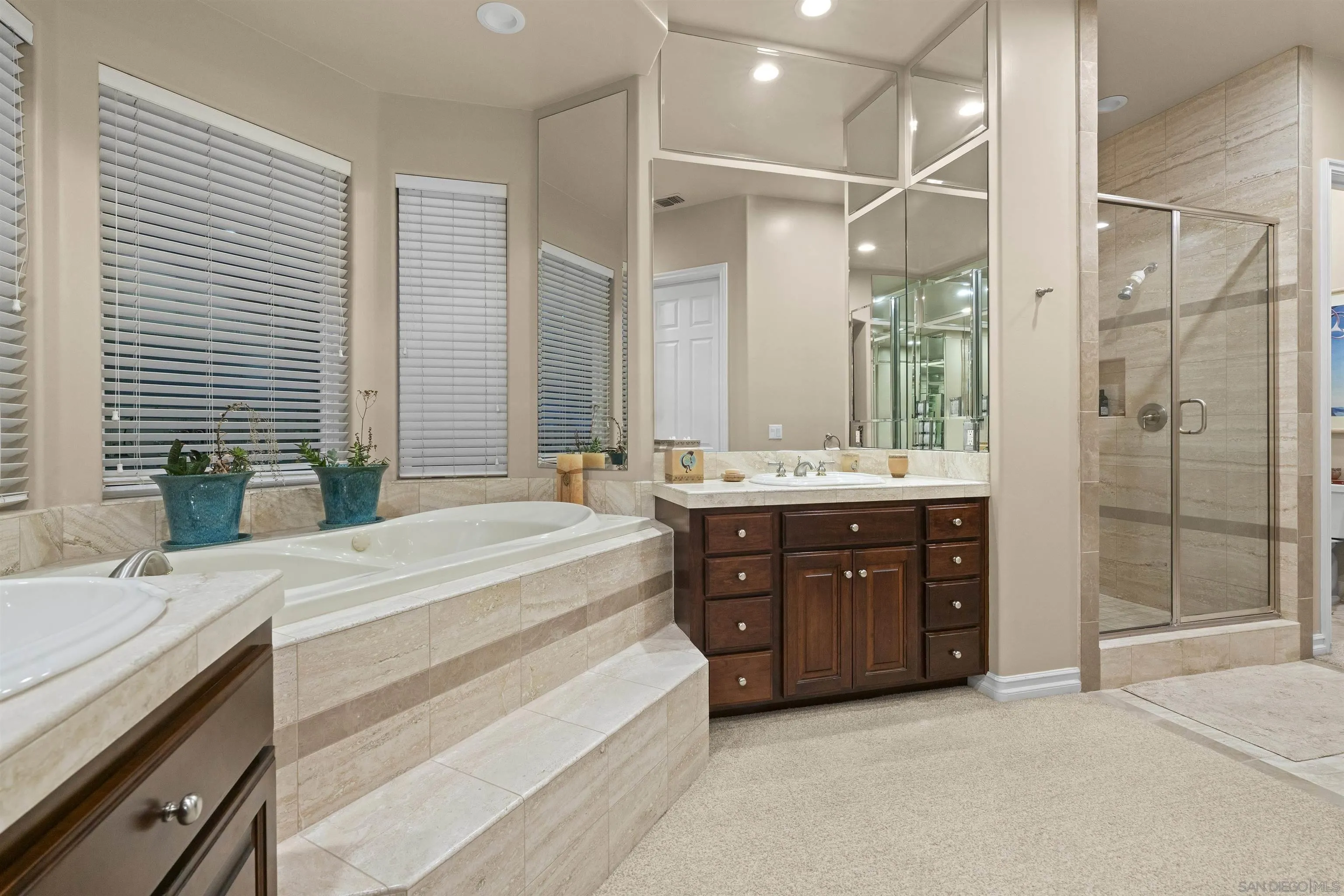 https://cdn.realtyfeed.com/cdn/127/260022206/60ba171ef82f9e955563b81e577256fb.webp